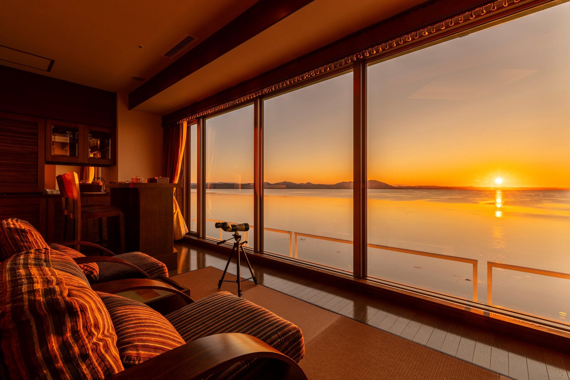 北海道リゾート 鶴雅より、「サロマ湖 鶴雅リゾート」に異なる3タイプの新客室が誕生！スタイリッシュなデザインでサロマ湖の雄大な景色に包まれる上質な滞在をご提案。