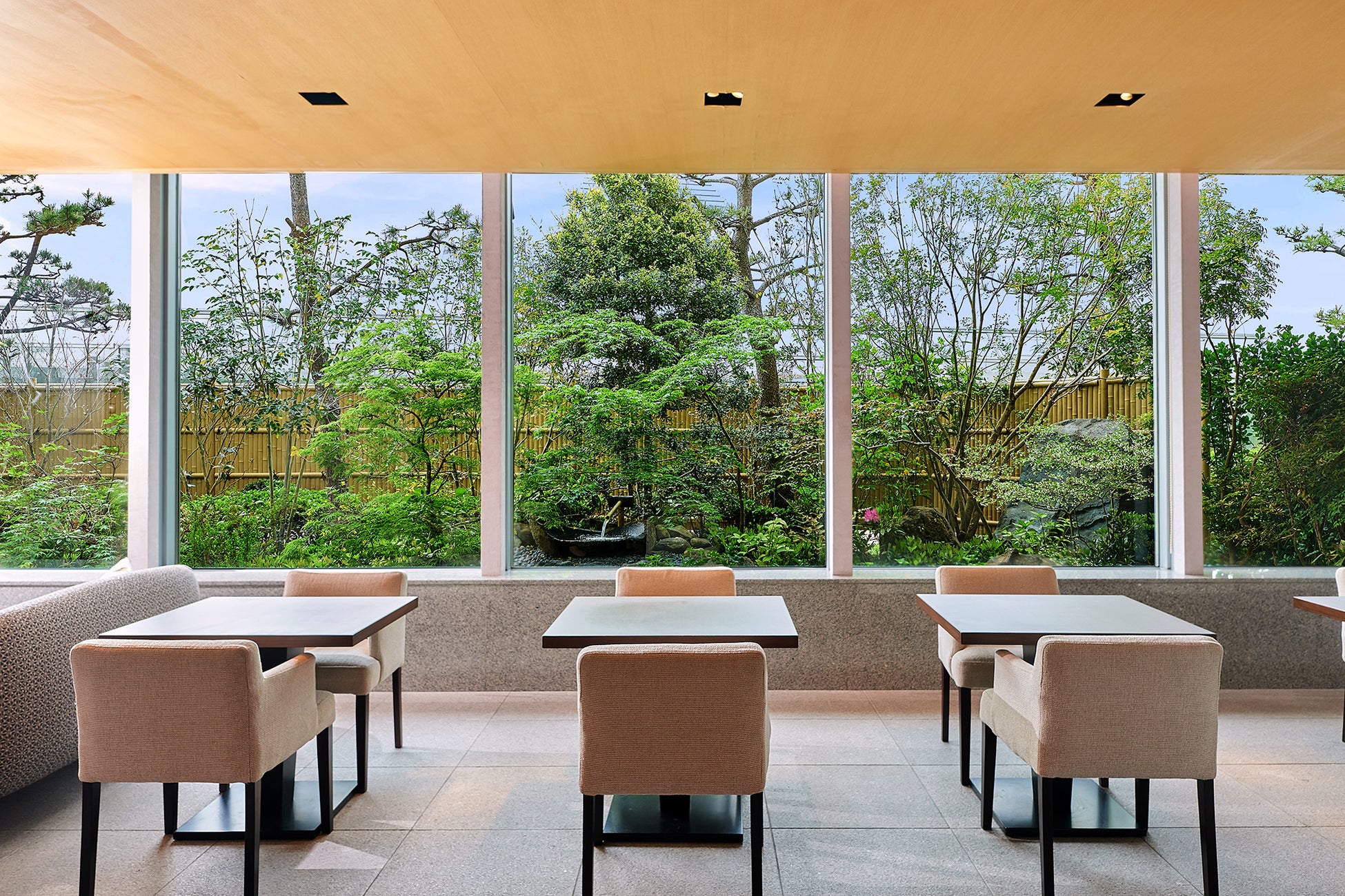 宿泊者専用ラウンジ「和-NAGOMI- LOUNGE」に里山の風景がコンセプトの日本庭園がオープン