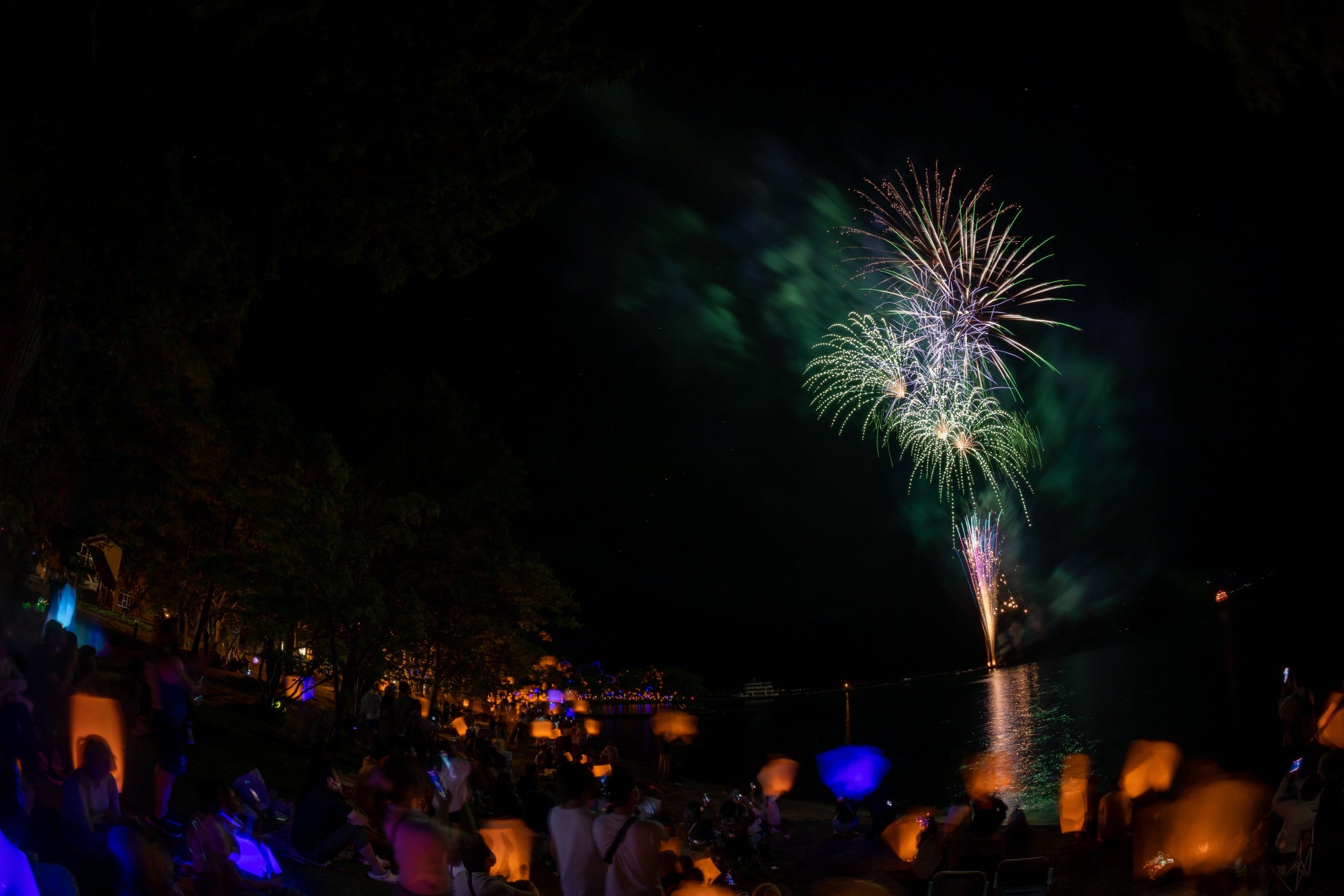美しい十和田湖畔から、 あなたの想いを込めた「メッセージ花火」を贈りませんか。