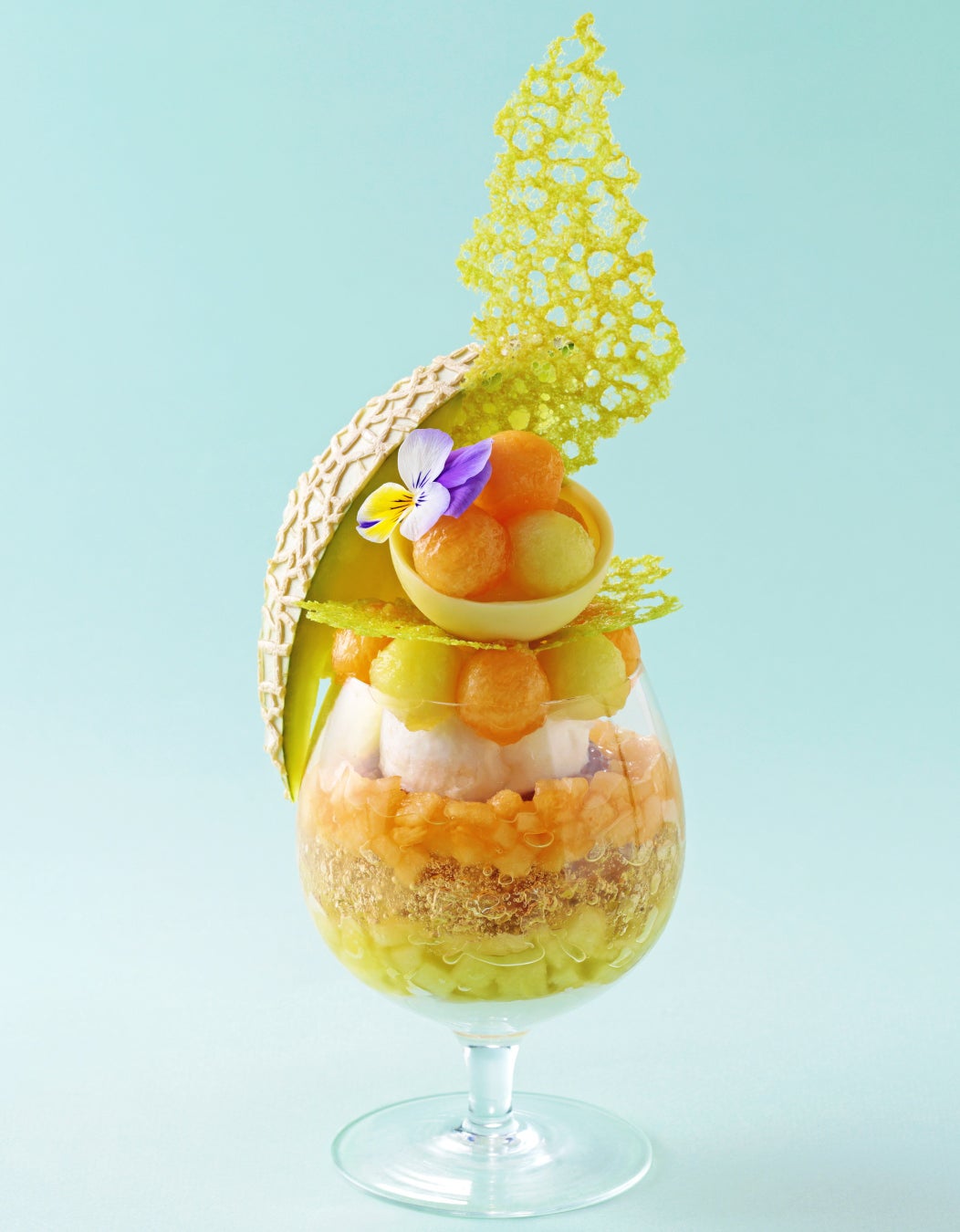 【リーガロイヤルホテル（大阪）】初夏を爽やかに彩る、メロンをふんだんに盛り付けたパフェが登場 「Melon Royal Parfait（メロン ロイヤル パフェ）」