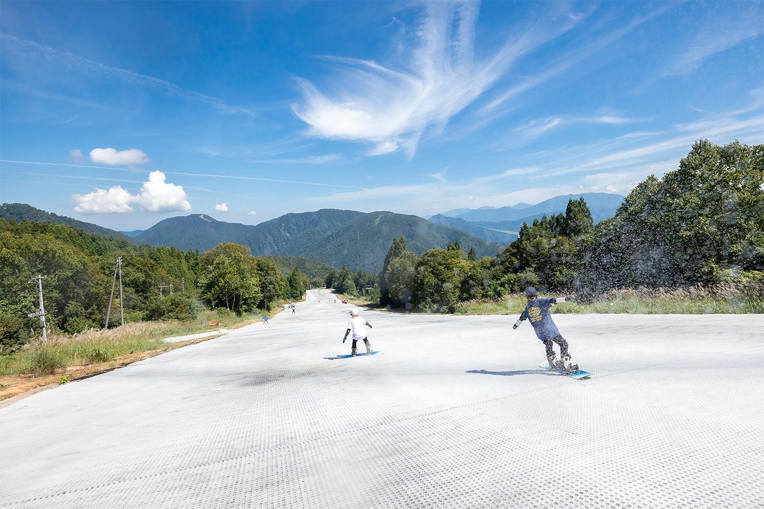 【かぐらスキー場】夏でもスキーが楽しめる！国内最大級 全長約1,100mのスノーマット「かぐらサマーゲレンデ」での夏スキー営業を実施