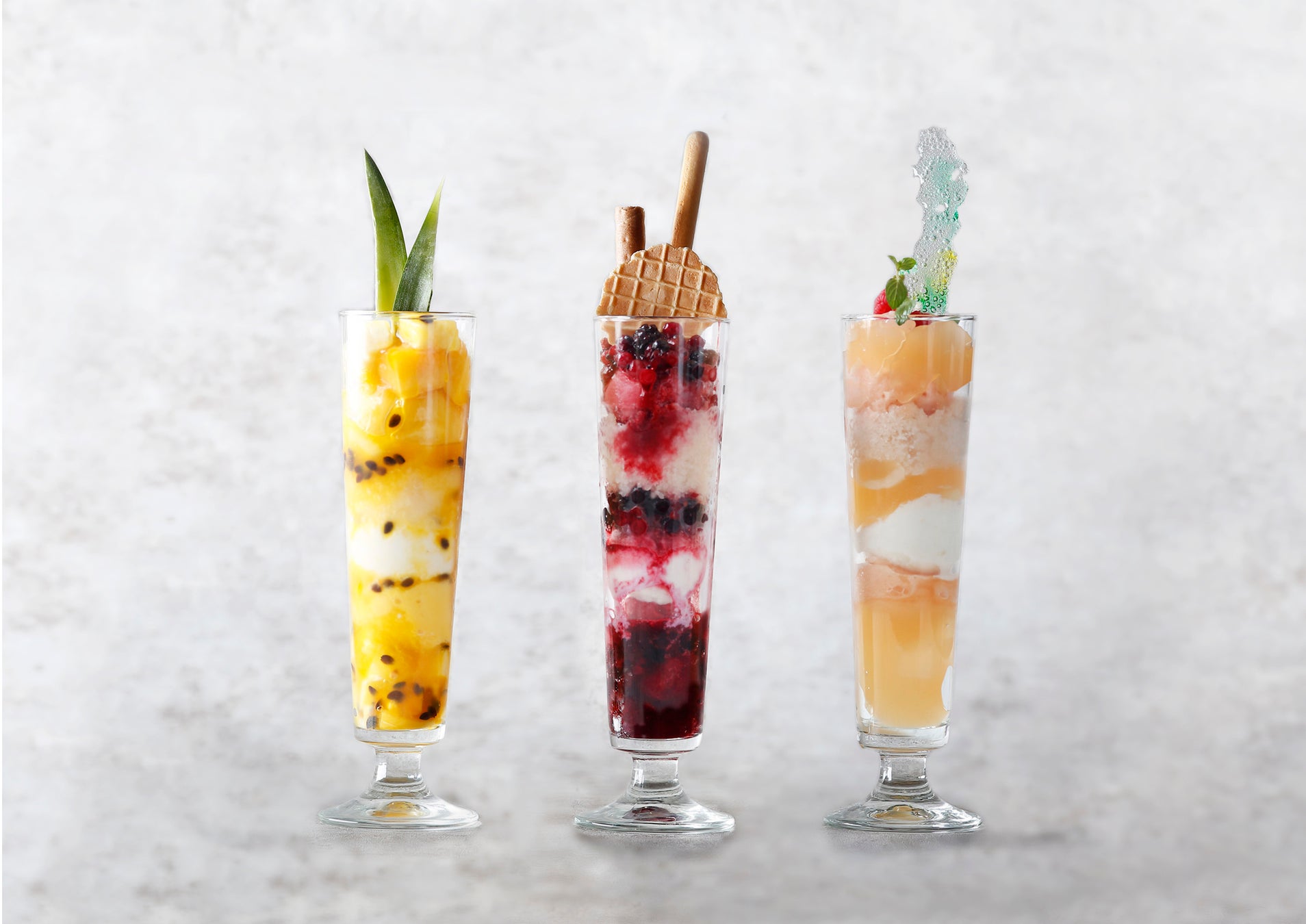 【ウェスティンホテル東京】恵比寿の天空に潜むスカイバー「エスカリエ」の本格的な夏のデザートとしてフルーツが織りなす層が華やかな「フローズンパフェ」