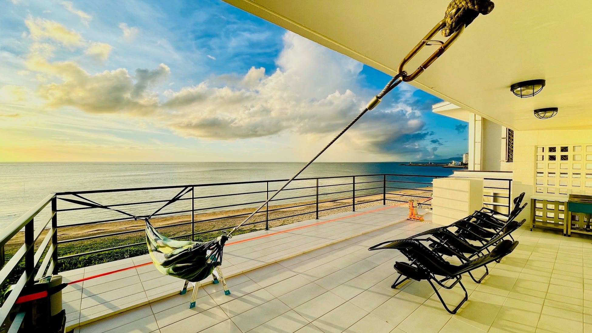 沖縄の美しい夕陽と波の音を楽しめるビーチフロントハウスがAirbnbにオープン – インバウンド外国人、家族、カップルに最適、AI観光ガイド付