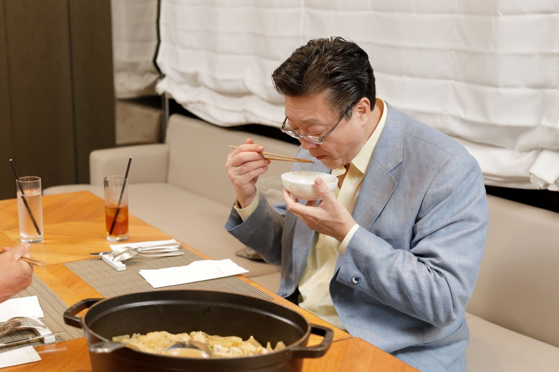 伊勢ケ濱親方が試食&アドバイス！塩と味噌味、2種類のちゃんこが食べられるのは今だけ！『大相撲名古屋場所に合わせて“特製ちゃんこ”が朝食に登場』