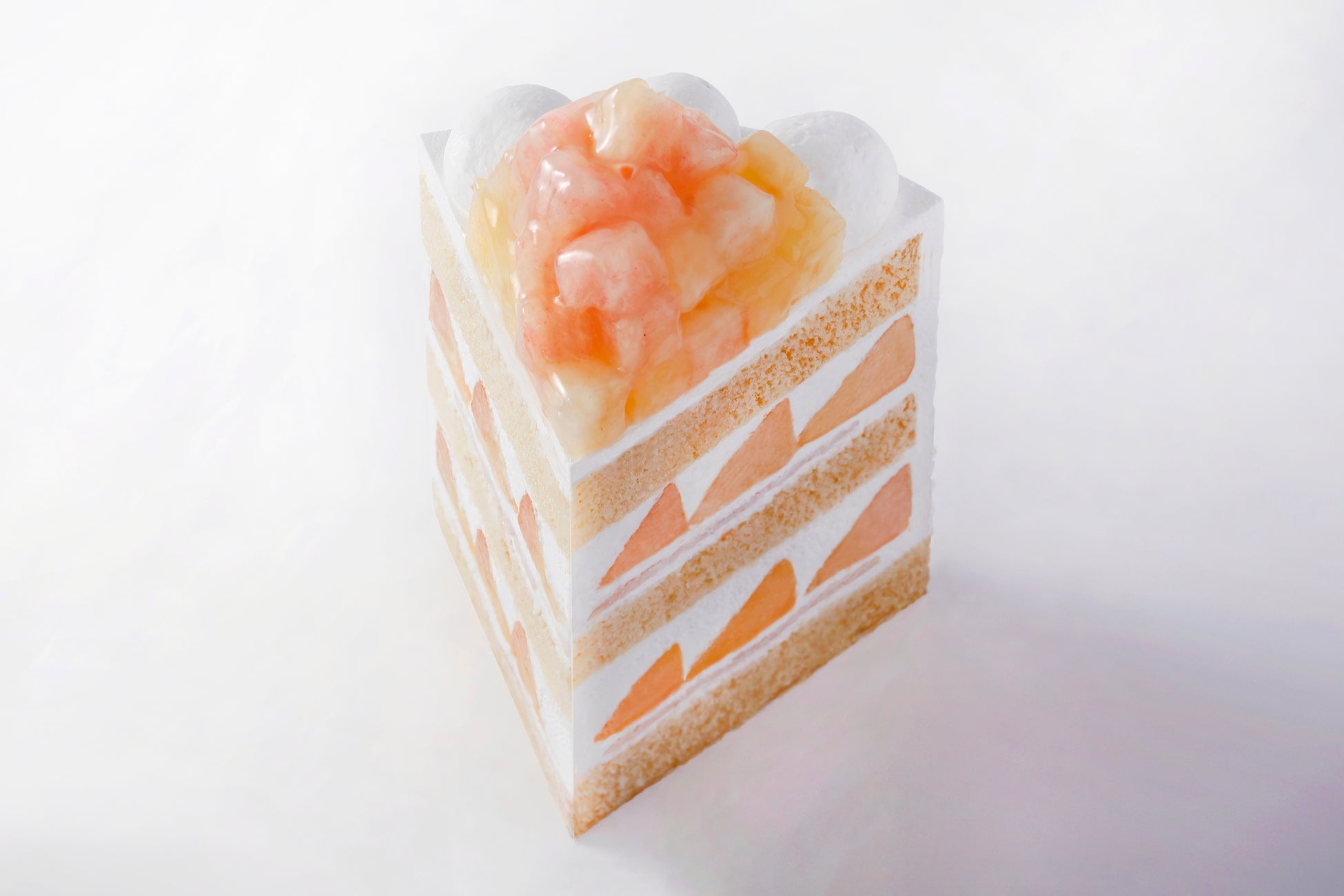 1か月で販売終了！？国産桃を“丸ごと”使用した“幻”のショートケーキが登場！