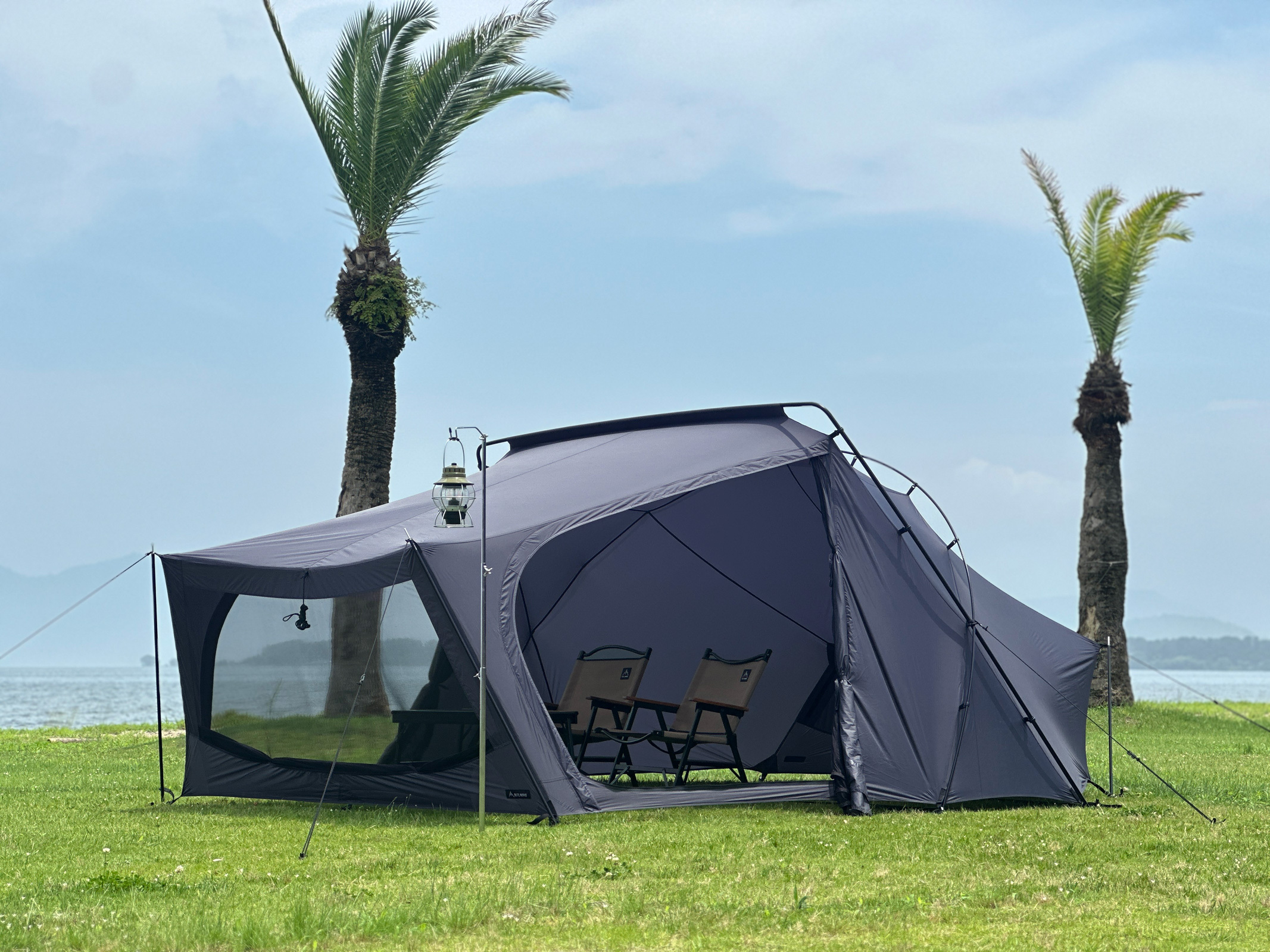 キャンプ用品ブランドRATELWORKSより
大自然の景色を楽しみながらも
視線を遮るシェルターテント発売