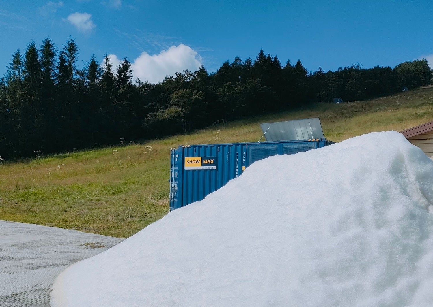 真夏の日本に雪が降る！？最高・最新のイタリア製スノーマシン「SNOWMAX」がデモンストレーションにむけ調整運転実施中。連日の猛暑の中、絶賛造雪・順調稼働で菅平裏太郎ゲレンデに雪山発生中！！