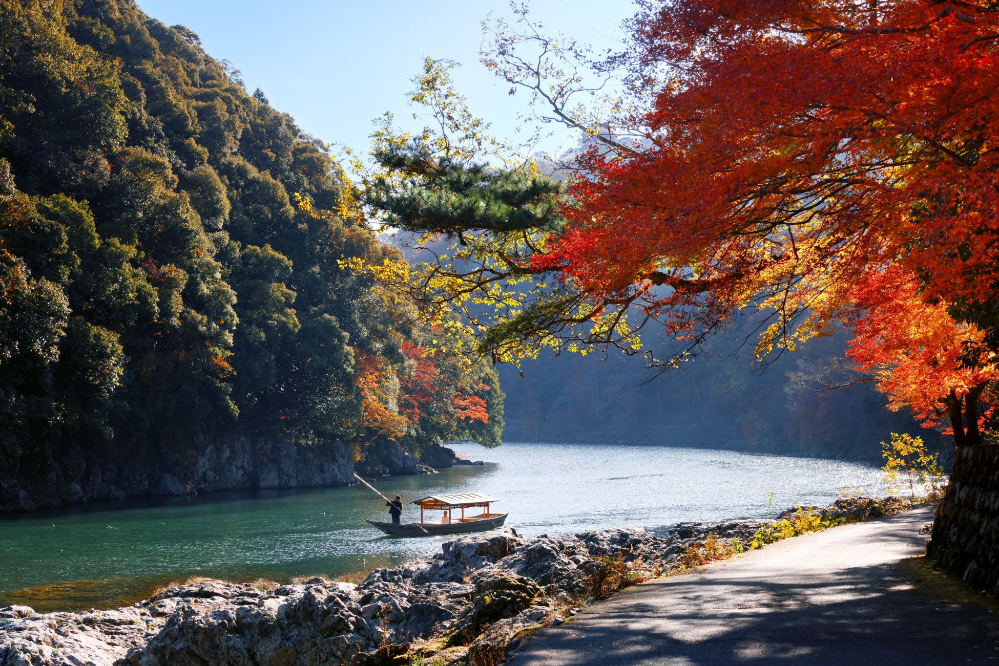 【星のや京都】朝日に輝く紅葉の景色の中、屋形舟でもみじ鍋を味わう「秋麗（しゅうれい）の朝餉（あさげ）舟」開催｜期間：2024年11月20日～12月5日