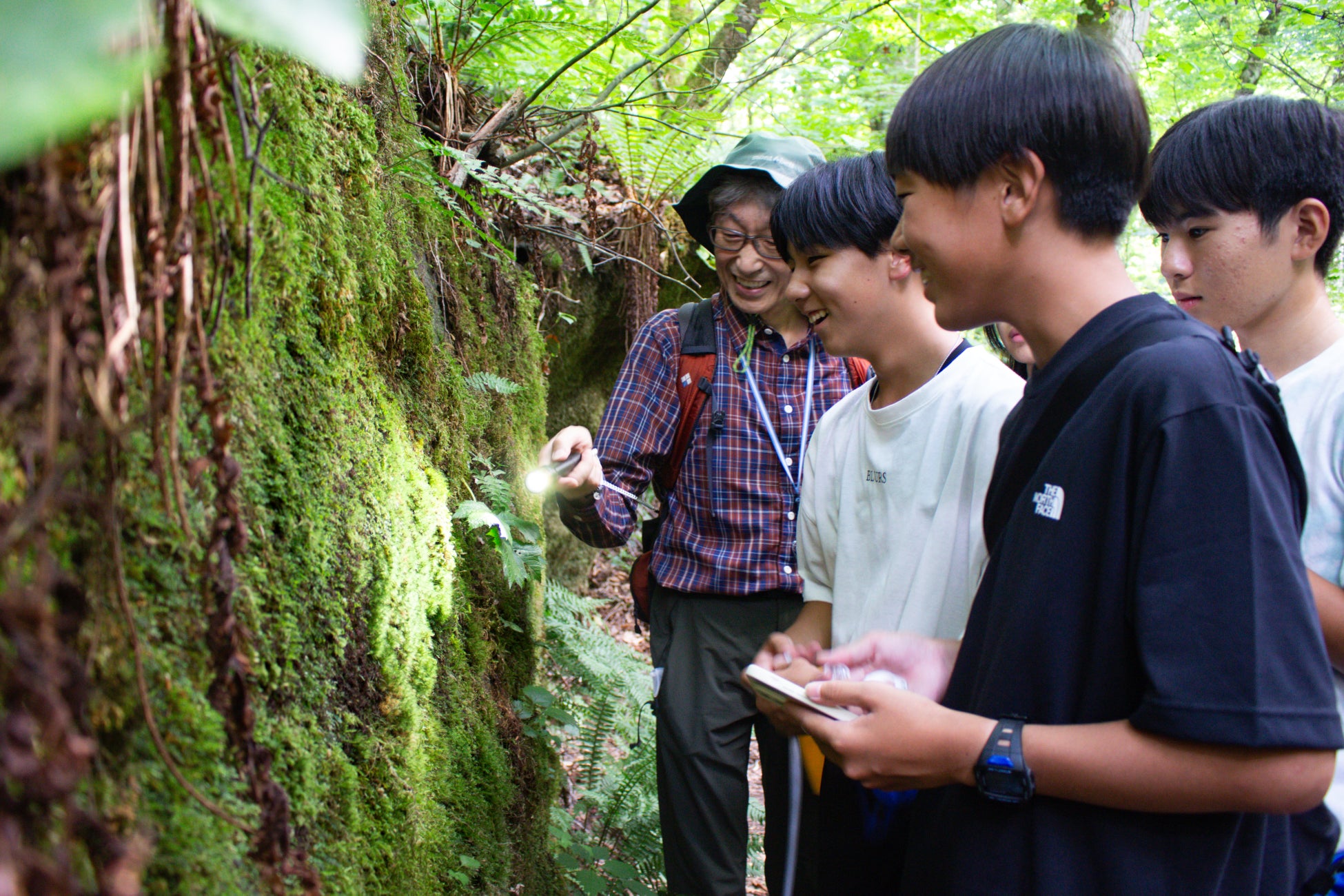 【星野リゾート　奥入瀬渓流ホテル】8月10日「苔の日」に、苔を通して地域の観光を支えてきた事業者の取り組みを、地元の中学生が体験し、奥入瀬渓流の自然について学びました