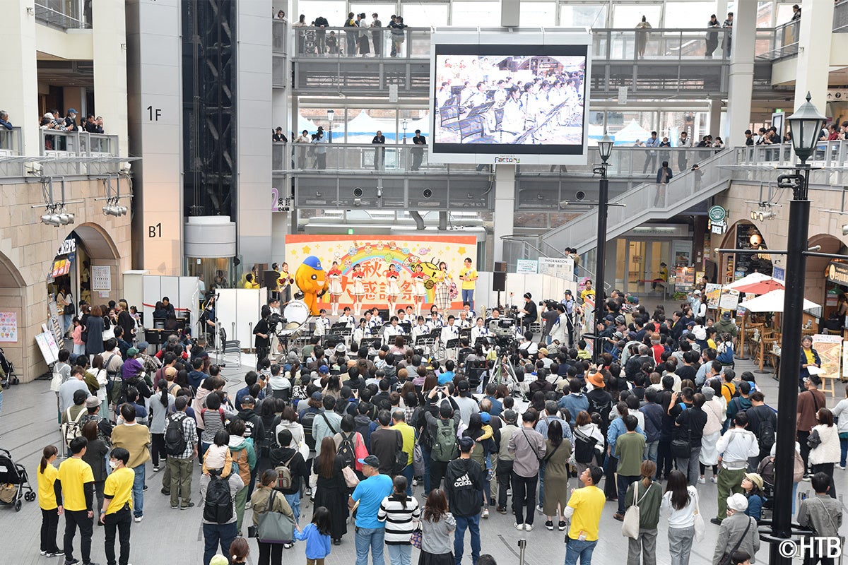 東京タワーと真っ赤なテラスで秋を感じるプロジェクションマッピングと芸術的な秋メニューが登場【東京プリンスホテル】