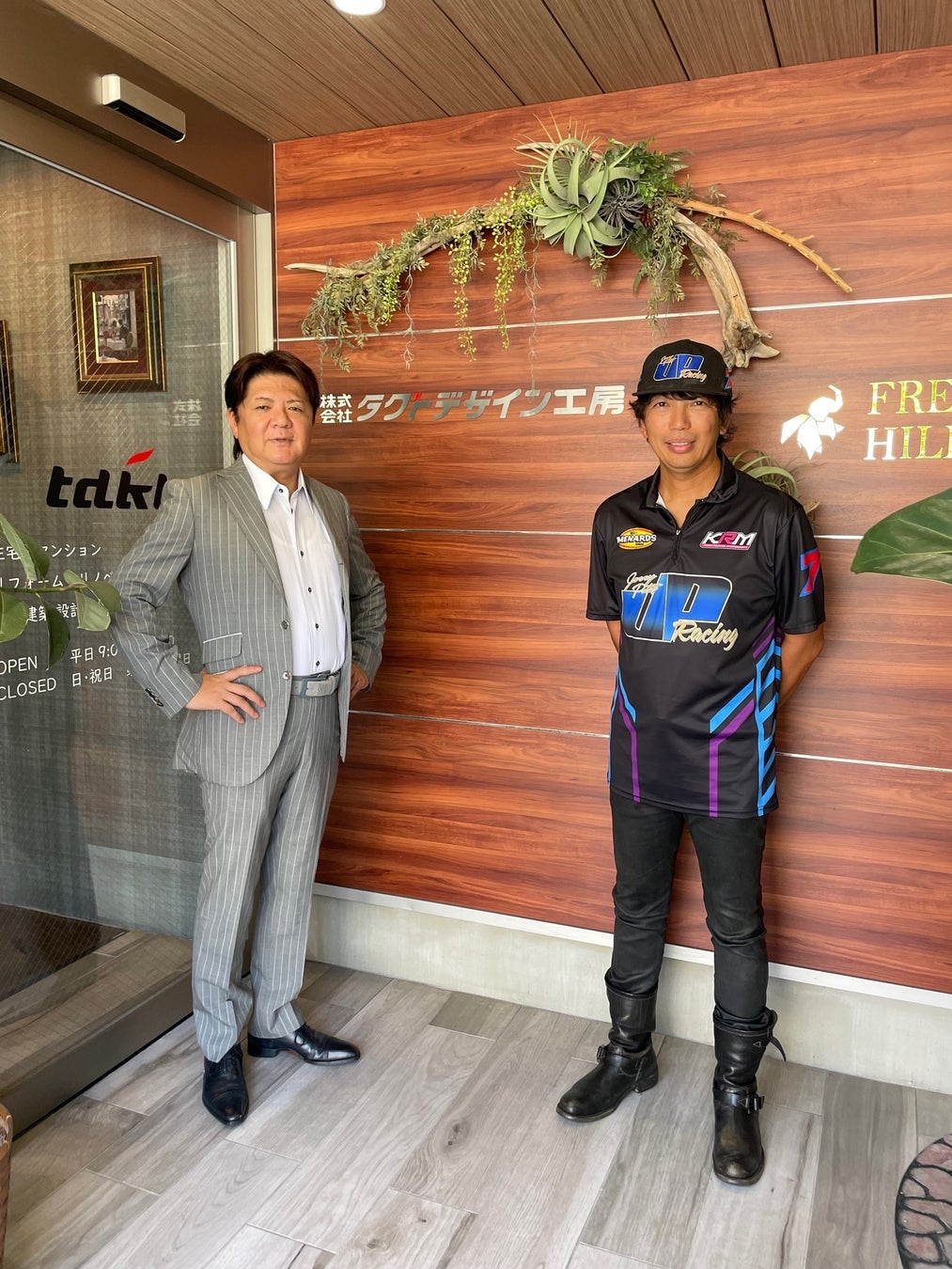 タクトデザイン工房、NASCARレーサー古賀琢麻選手とスポンサー契約を締結。より一層のグローバル展開を見据え、NASCARレースでのマーケティングリサーチをスタート。