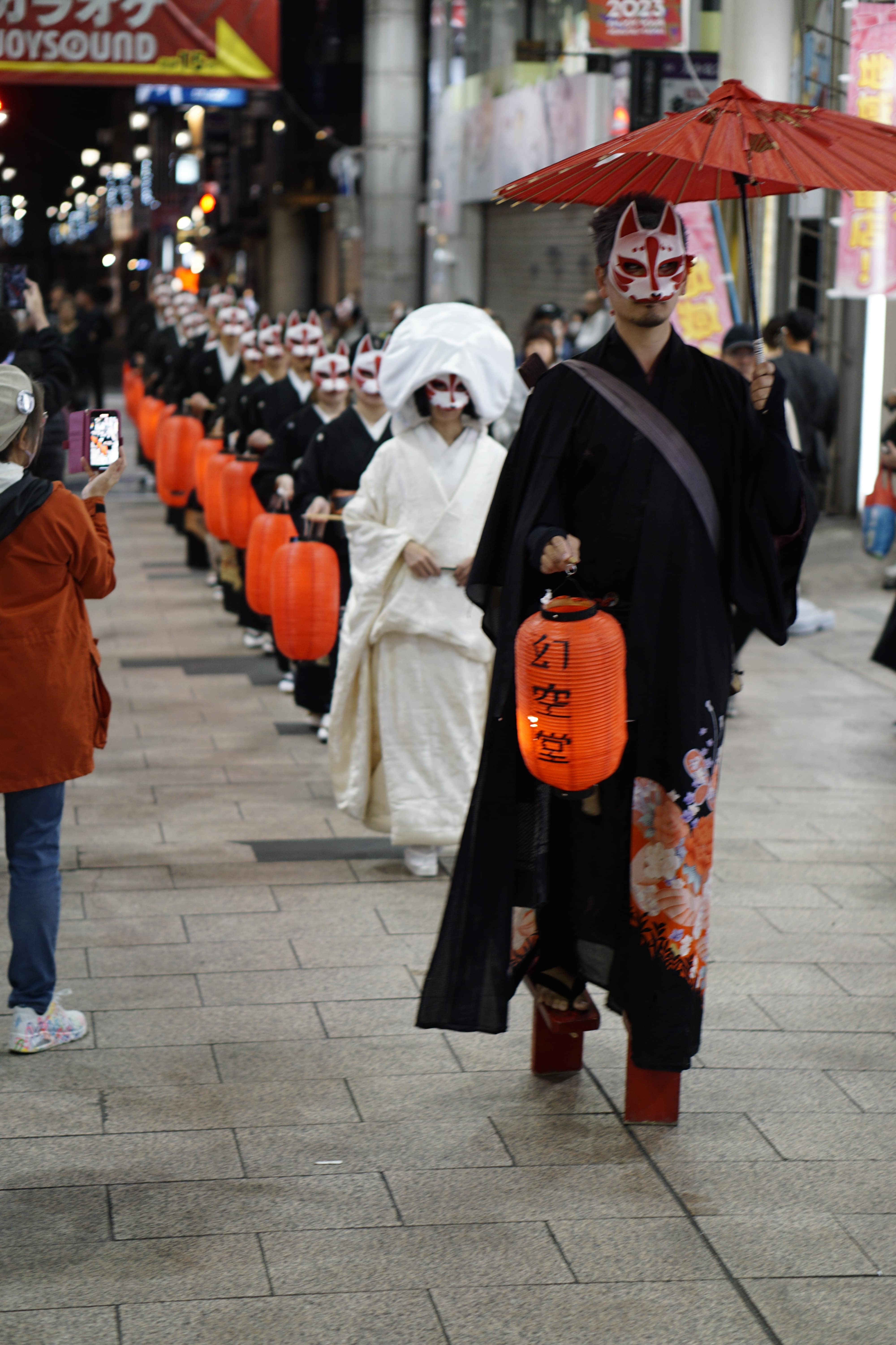 これぞ和風ハロウィン！狐のお面屋「幻空堂」が
『狐の嫁入り行列 ～お狐ハロウィン2024～』を
鹿児島市天文館通りで10/26(土)27(日)の夜に開催！