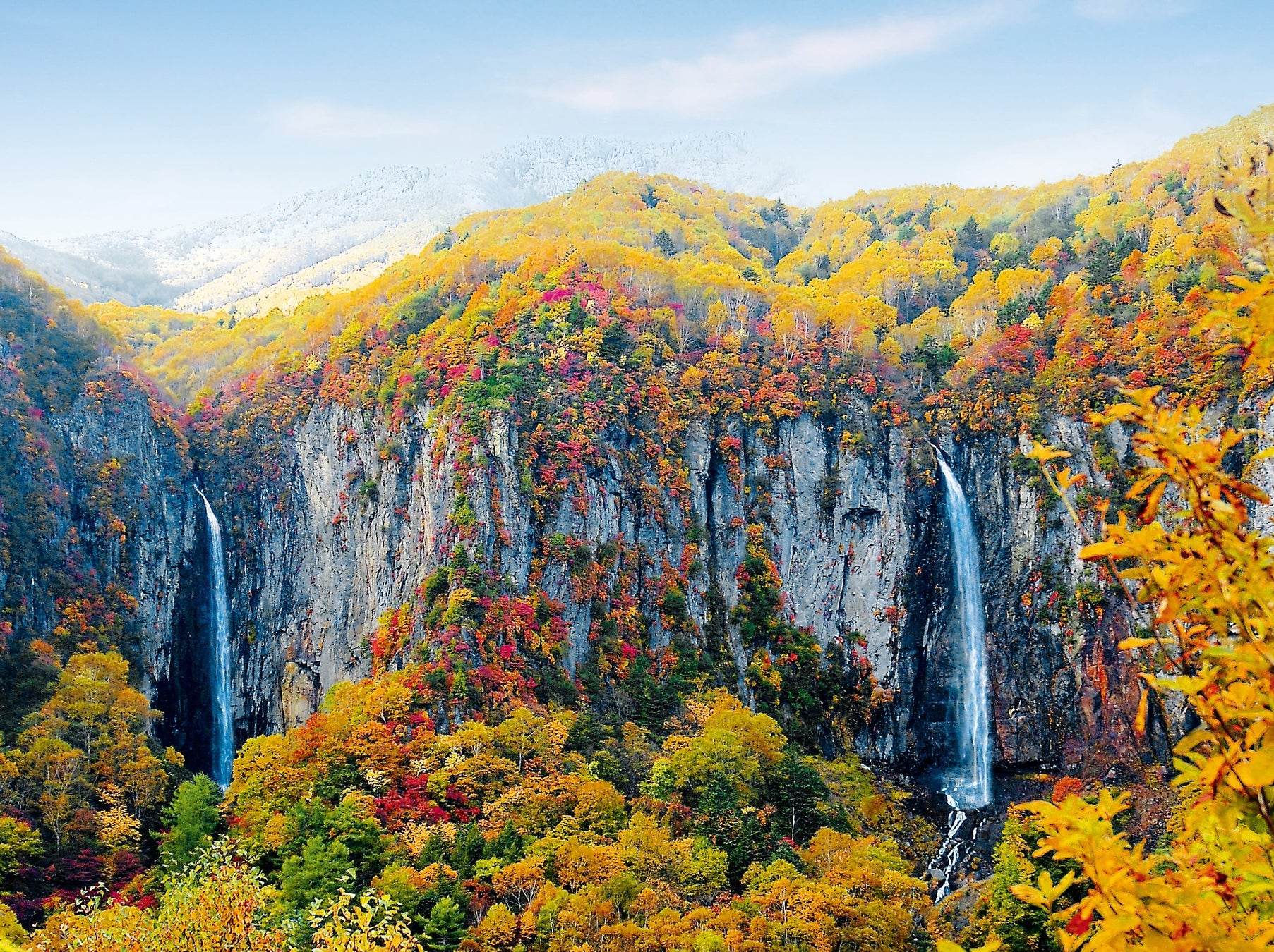 壮大な二条の滝と紅葉のコントラスト　米子大瀑布（日本の滝百選・国指定名勝「米子瀑布群」）、秋の絶景と紅葉を満喫！