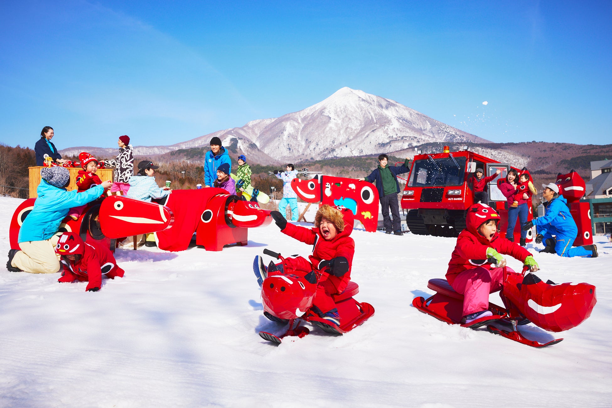 【星野リゾート　磐梯山温泉ホテル】べこジェニックな空間で雪遊びを楽しめる「でっこら赤べこ雪広場」がオープン｜期間：2024年12月14日〜2025年4月6日