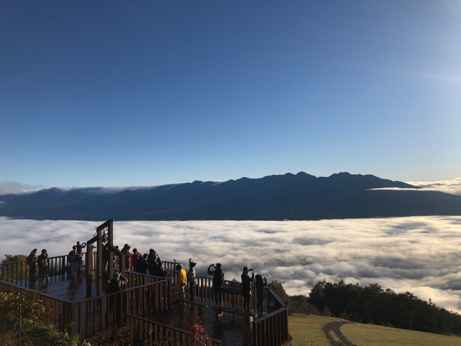 【長野県富士見町】富士見パノラマリゾートでプレミアム雲海ゴンドラを運行します！秋だけの幻想的な雲海と深紅に染まる紅葉シーズンをお楽しみください。