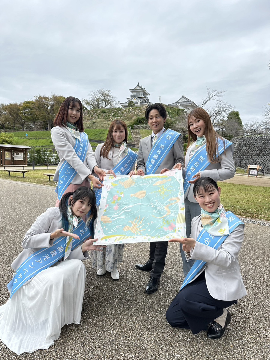 生地やモチーフ等すべてを浜松・浜名湖地域にこだわった
「はままつ・浜名湖“ローカル・チャーム・スカーフ”」完成！
観光アンバサダーが地域の魅力を発信するアイテムとして活用