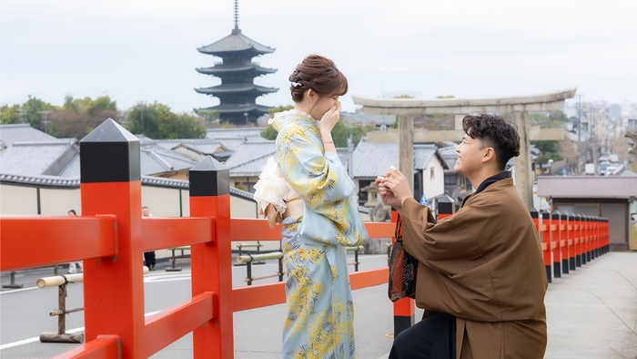 京都の情緒あふれる街並みを背景に一生に残る特別な瞬間を演出する「プロポーズプラン」登場！