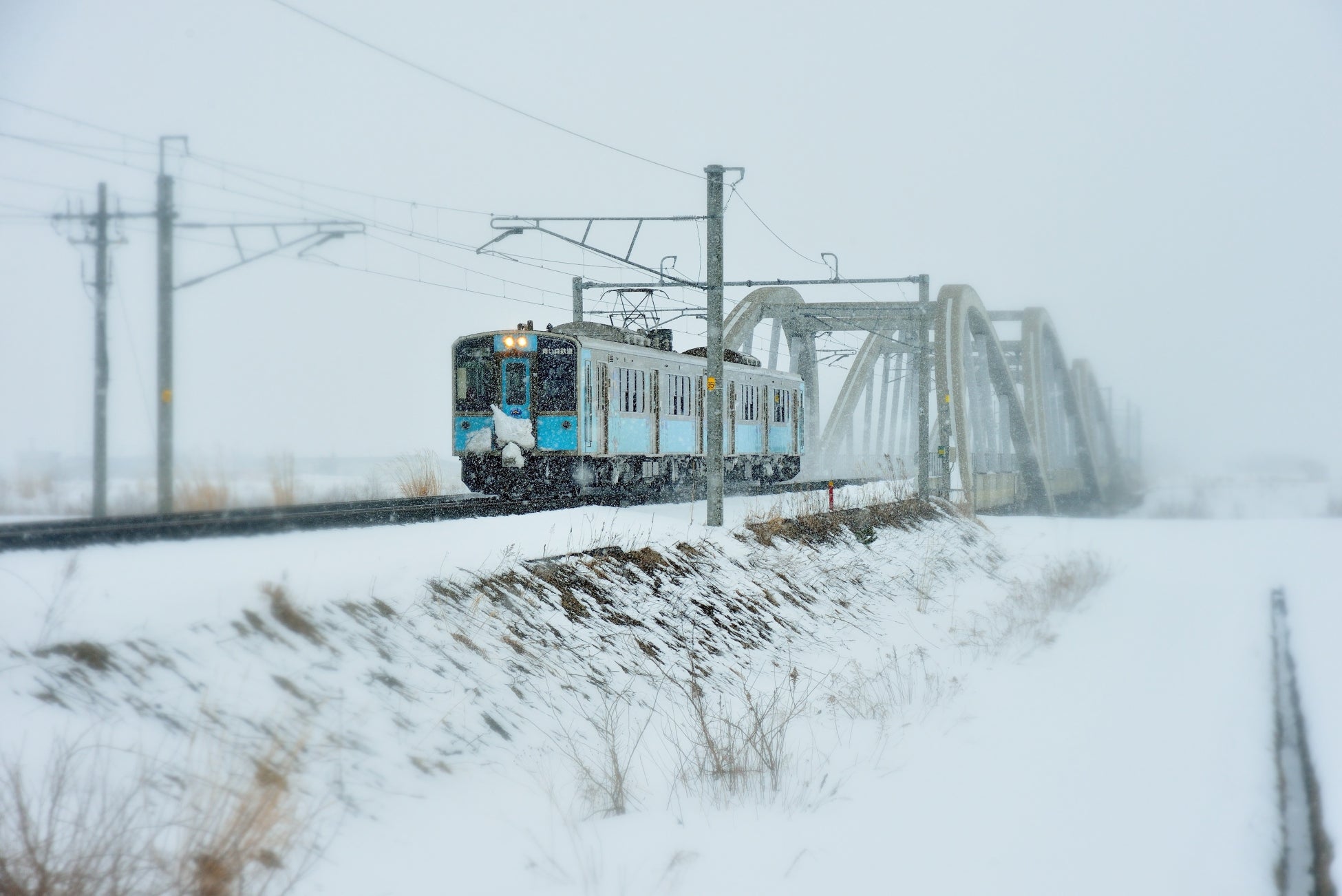 【星野リゾート　青森屋】雪原と荒波の景色を眺め、鮪と地酒を味わう冬の観光列車「酒のあで雪見列車」今冬も運行｜運行日：2025年1月25日、26日、2月1日、2日、8日、9日、15日、16日