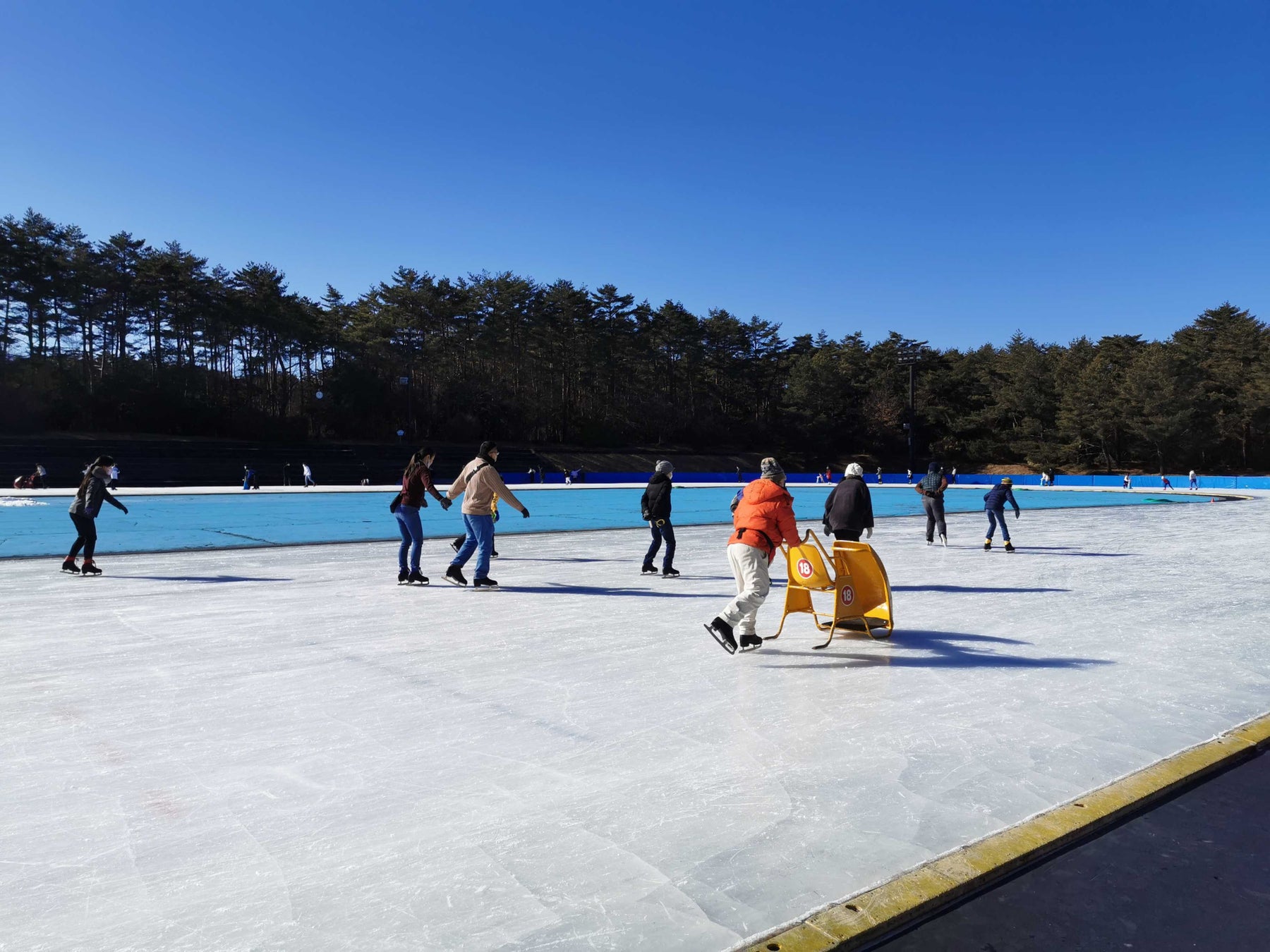 【富士急ハイランド】屋外スケートリンク2024年12月1日(日)オープン！現在、オープンに向けた製氷作業を実施中！