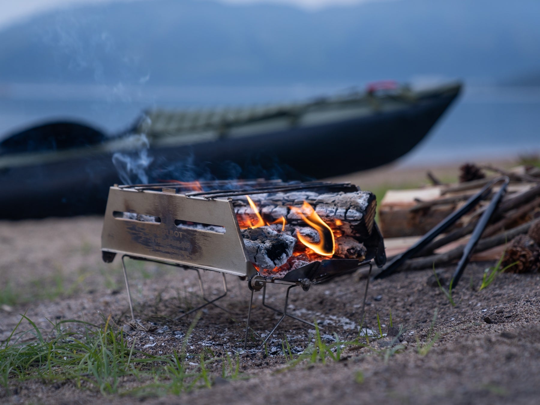 わずか5秒で組み立て可能な薄型・軽量の焚き火台『BONFIRE STAND』 お買い上げのお客様に便利なギアコンテナプレゼント