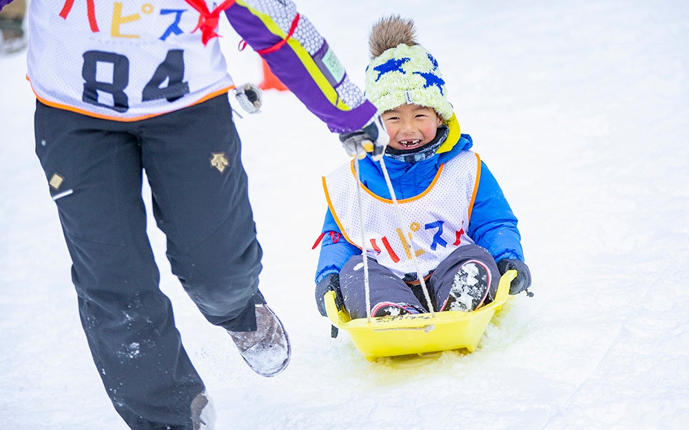 子供の心と身体の成長と家族の絆！「新潟県観光協会 × ハピスノ 家族対抗！ 雪上運動会」