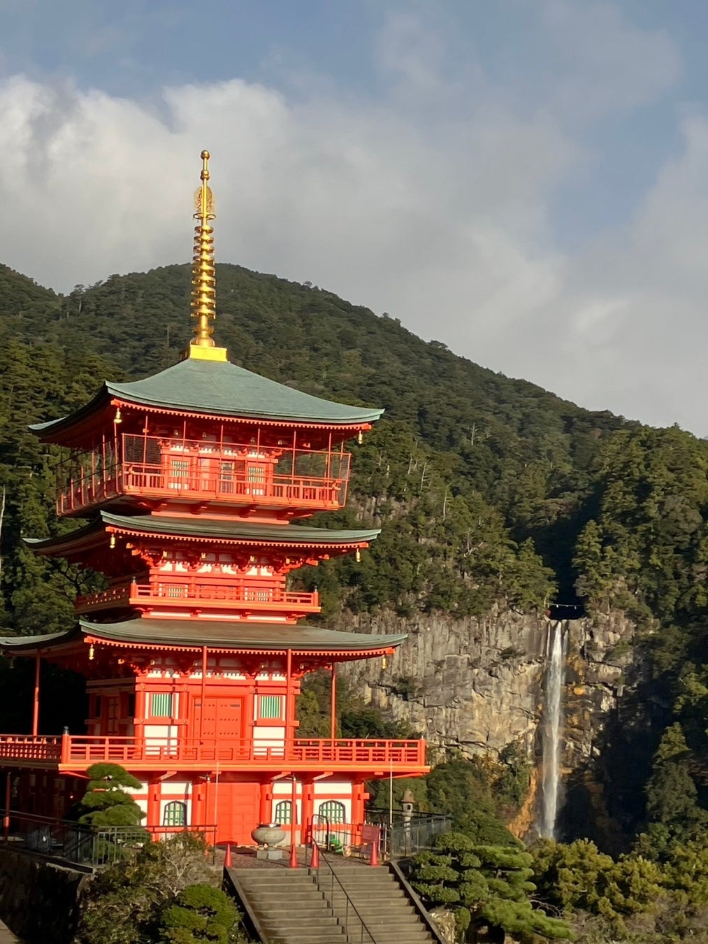 世界遺産“青岸渡寺”の三重塔が本日12月26日にリニューアルお目見え！世界最古の企業が担う塗り替え工事が終了しました　和歌山県の勝浦港に揚がる旬の生マグロも美味しい季節です