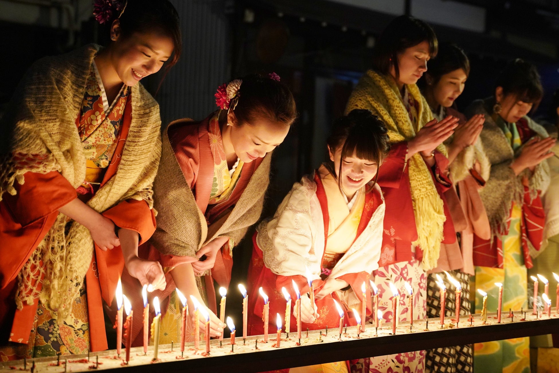 【岐阜県飛騨市】雪に包まれた飛騨の街並みが優しい光に照らされる　～200年以上続く冬の幻想的な伝統行事「三寺まいり」～