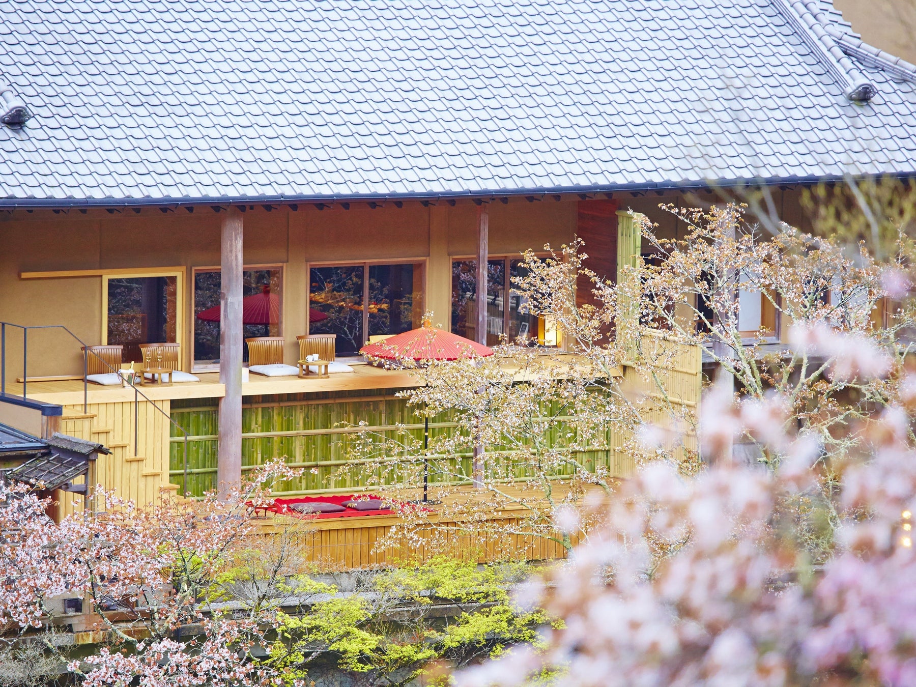 【星のや京都】喧噪から離れ、3つの特等席で桜の花見を楽しむ贅沢な滞在「奥嵐山の花見滞在」今年も開催