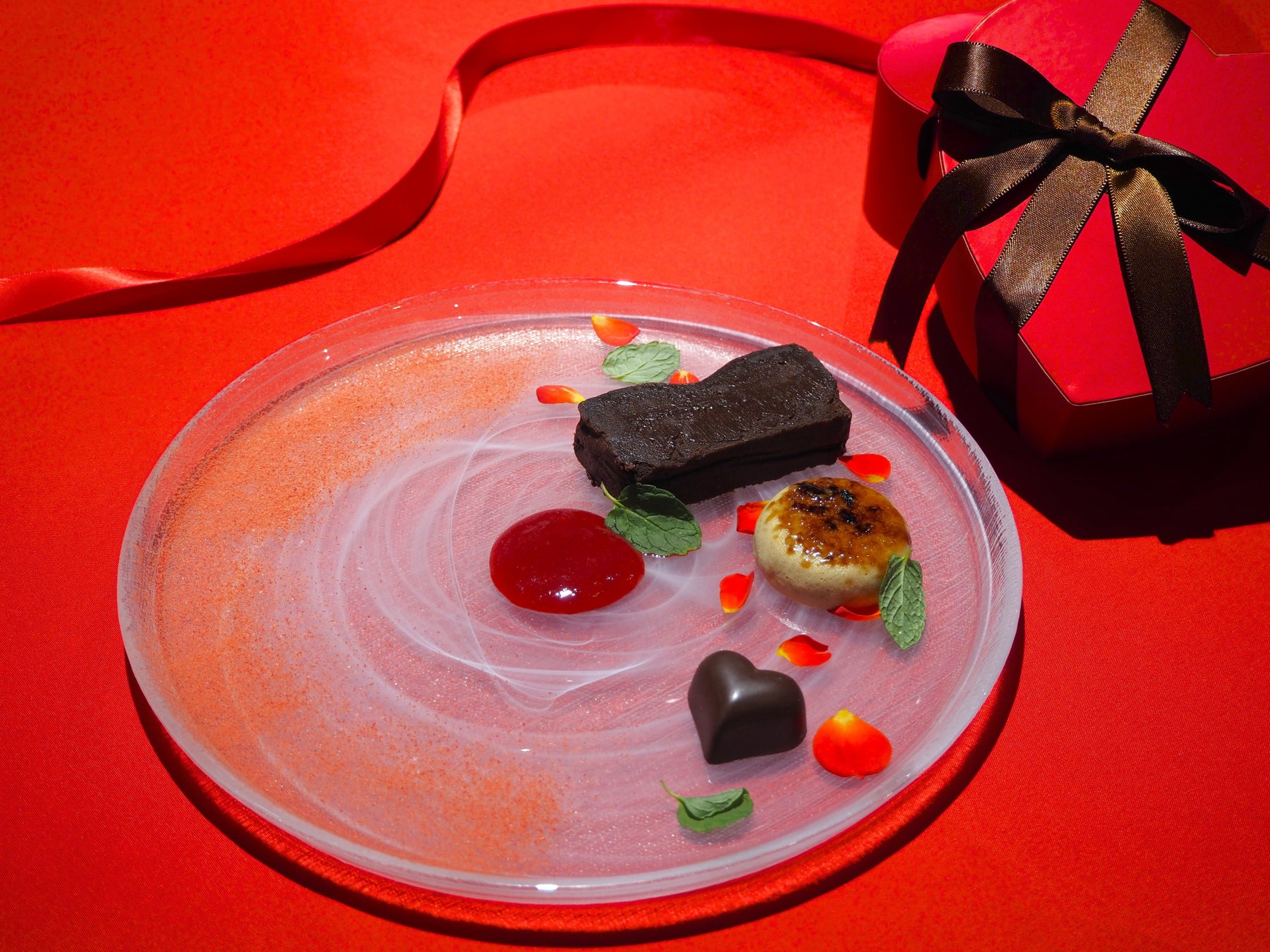 【ザ ロイヤルパークホテル アイコニック 大阪御堂筋】深川製磁×La Belle Assiette130年の伝統がフレンチと融合、紡がれる技と美しさの協演