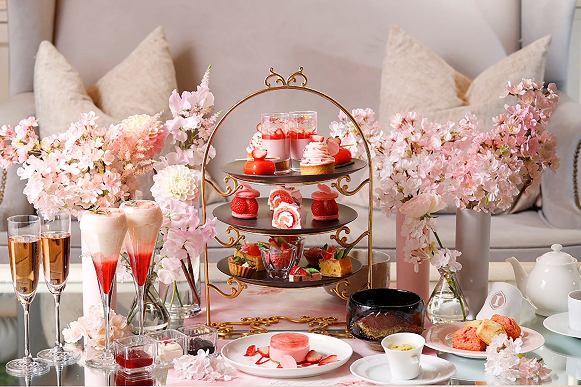 恐竜が息づくあの世界で、この春、大冒険がはじまるハリウッド映画の名作『ジュラシック・ワールド』シリーズの世界が壮大に広がる、『ジュラシック・パーク』エリアの恐竜体験が、今春、進化！