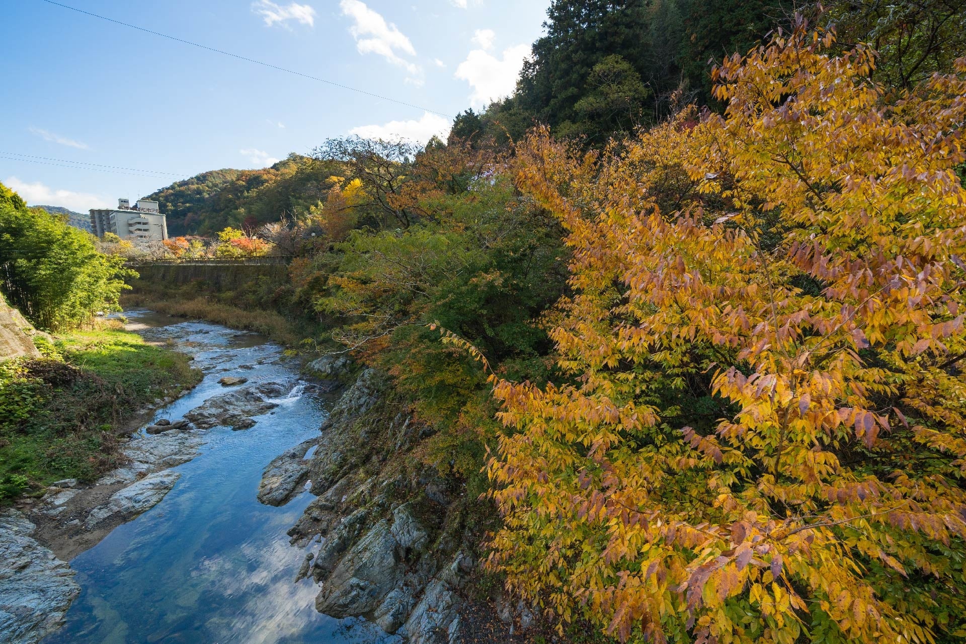 AIアバターが最新の人気スポットやグルメ情報を教えてくれるAI観光メタバースヨコハマをリリース