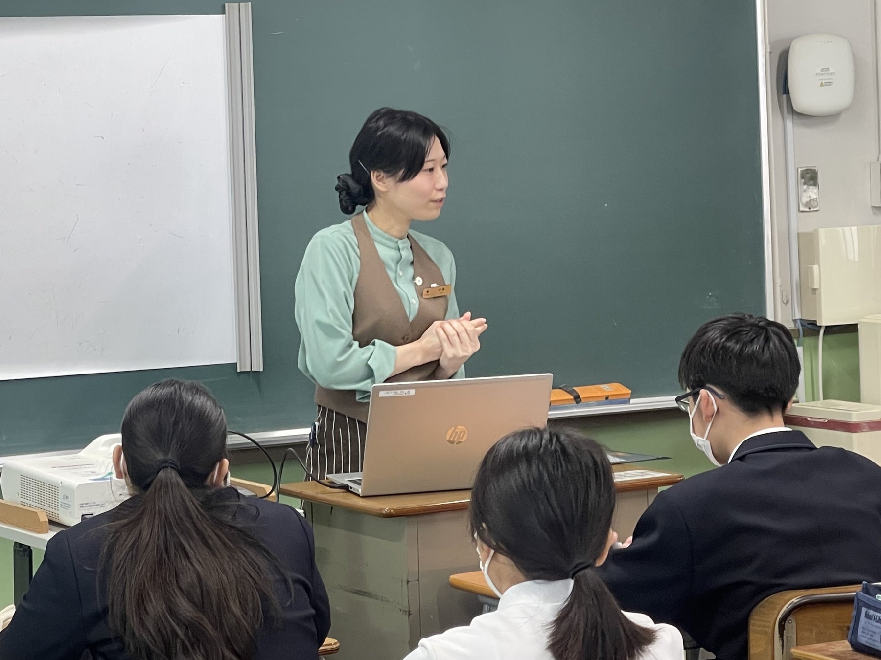 ホテル業界の未来を切り開く！　　　　　　　　　　　　　　　　　大阪市内の中学生に向けたキャリア職業講話を実施