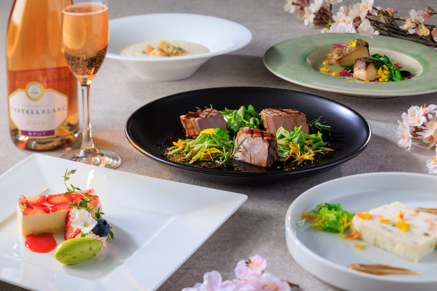 【ホテルJALシティ福岡 天神】〈開業4周年特別企画〉いちごのアフタヌーンティーを提供