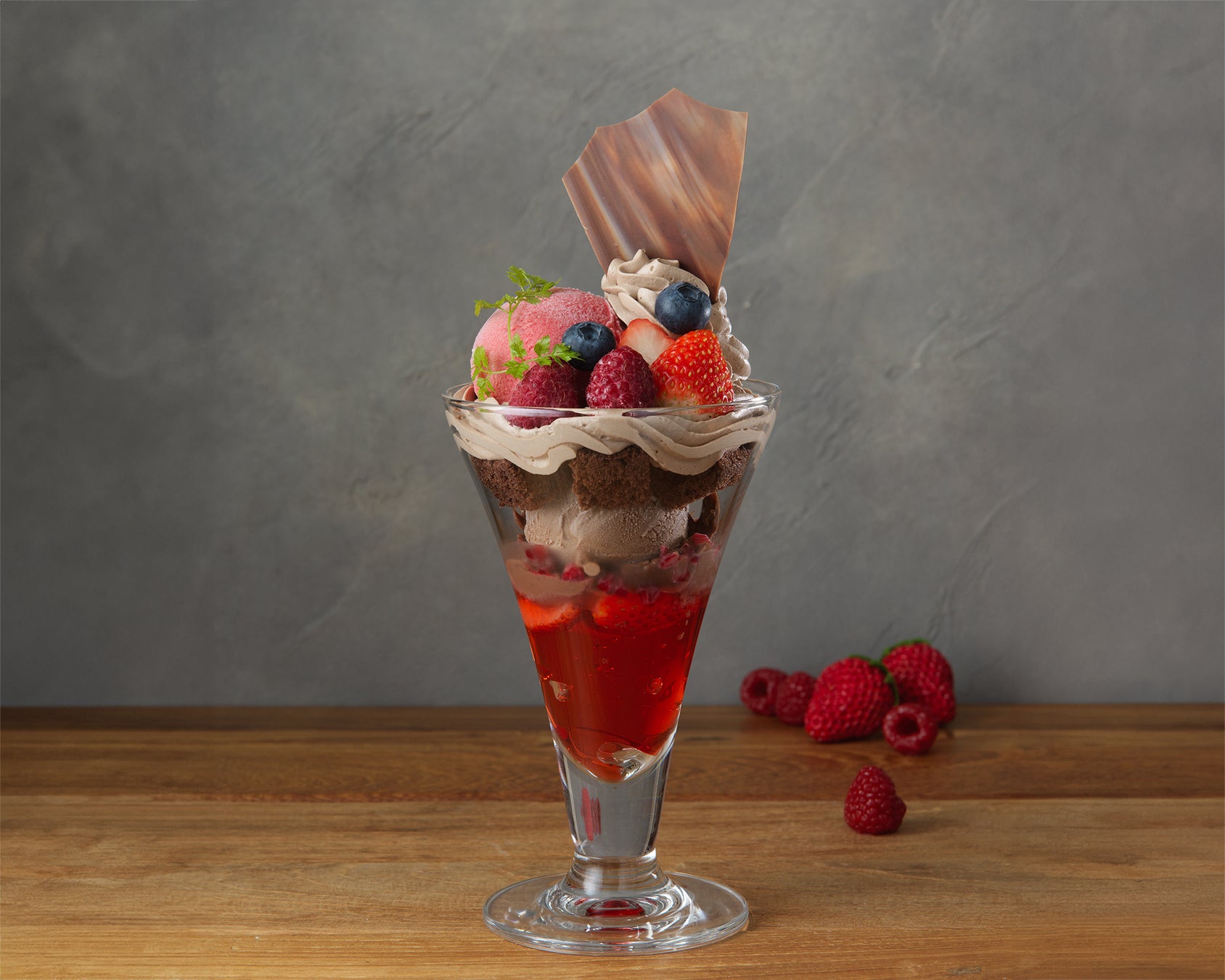 手作りの温もりと芸術性で新たな伝統工芸の世界を創造する、株式会社松崎人形。2つの伝統工芸を手掛ける国内唯一の老舗が「東京インターナショナル ギフト・ショー」に出展。次の100年に向け続ける挑戦とは?