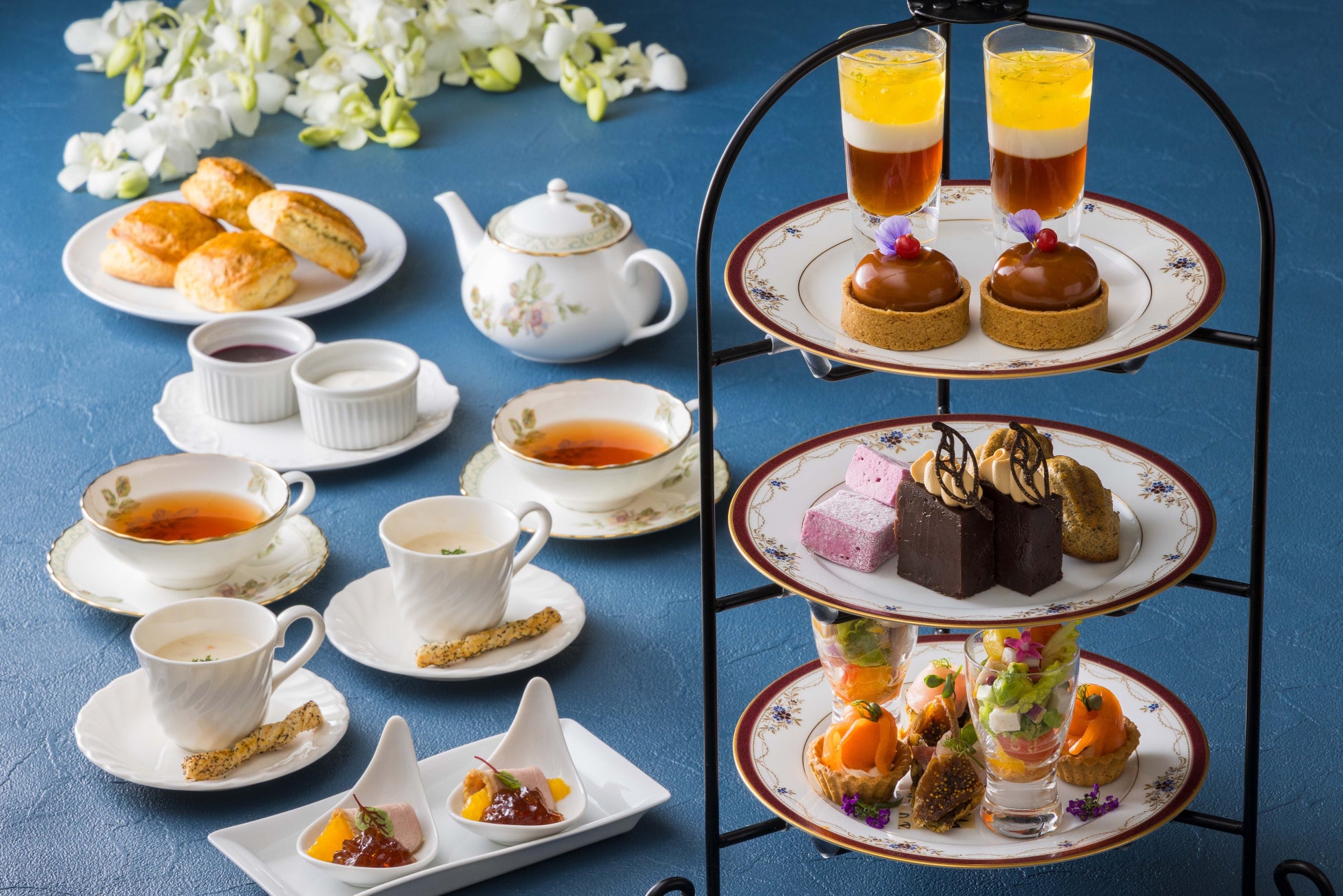 チームラボの光のアートに包まれる入浴体験。日帰り温泉サービス開始