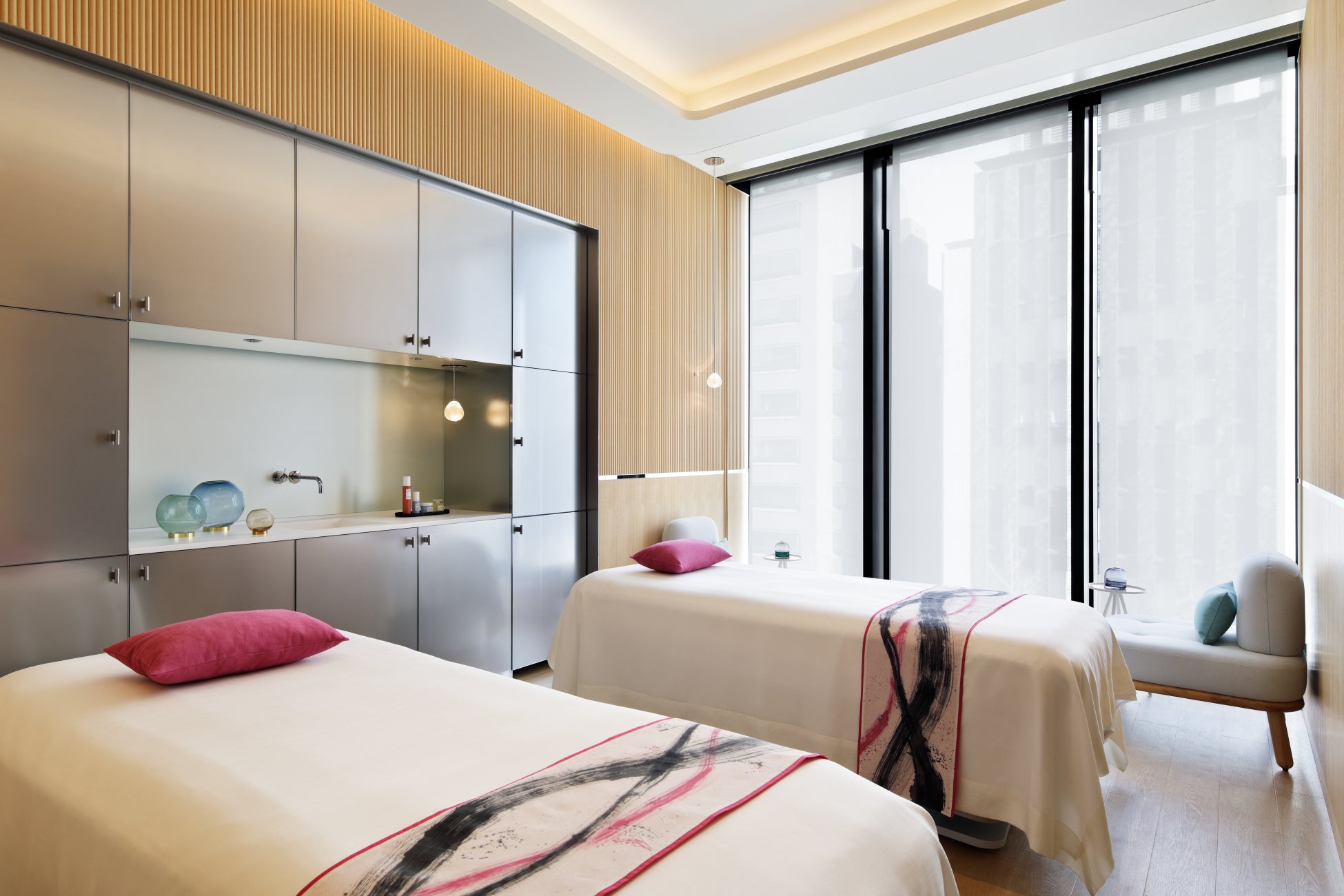 【ヒルトン成田】ブランド苺とフレンチが華やぐ、贅沢なひととき「春フレンチとストロベリースイーツビュッフェ」