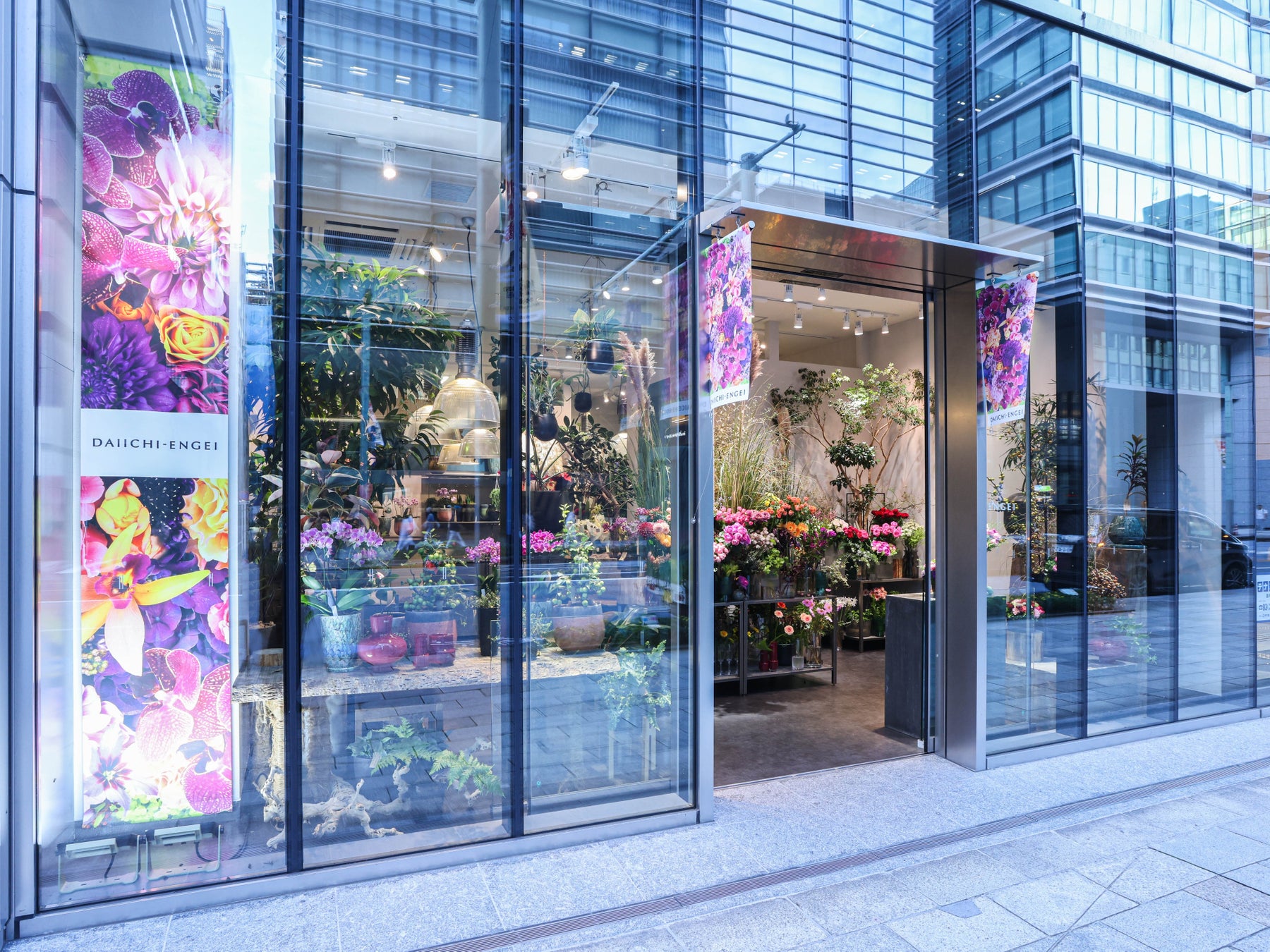 【大阪マリオット都ホテル】甘酸っぱいいちごと可憐な桜の魅力が詰まった春満開のアフタヌーンティーが登場!