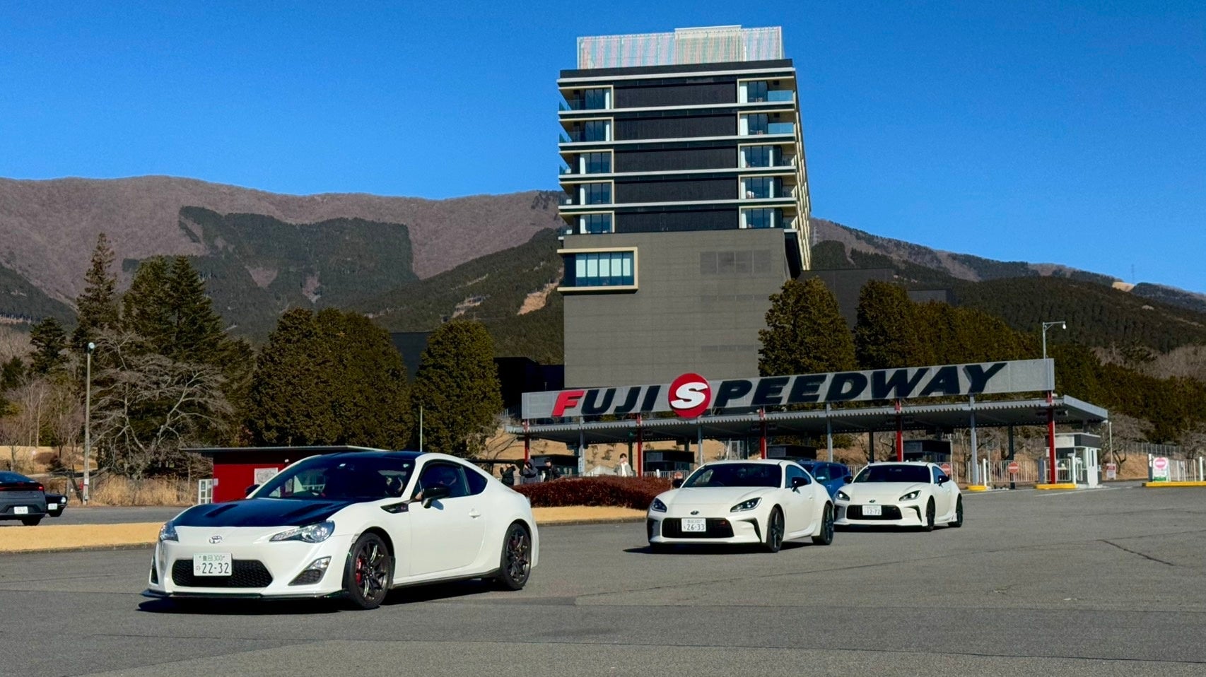 「蜷川実花展 with EiM:彼岸の光、此岸の影」来場者10万人突破セレモニー開催