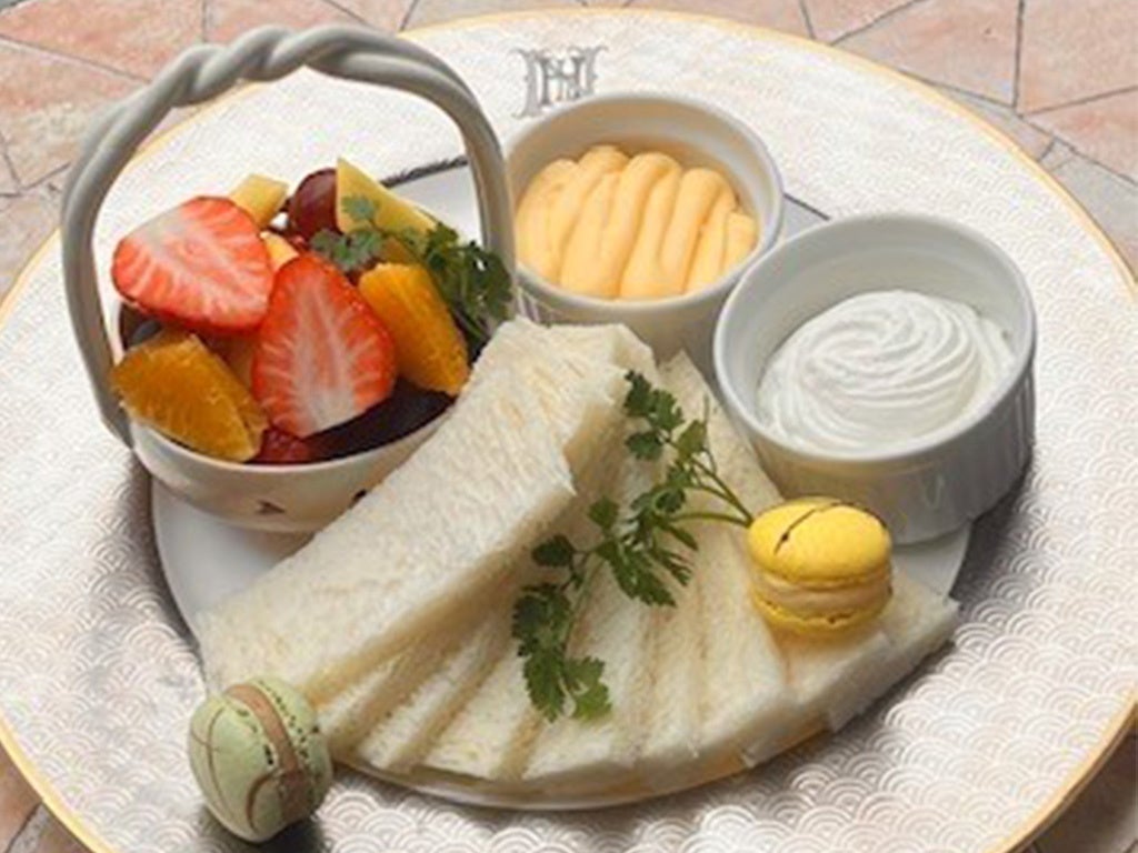 【平日ランチリニューアル】多彩なメインディッシュからお好みの一品を選んで楽しめる、ハーフブッフェスタイルへ