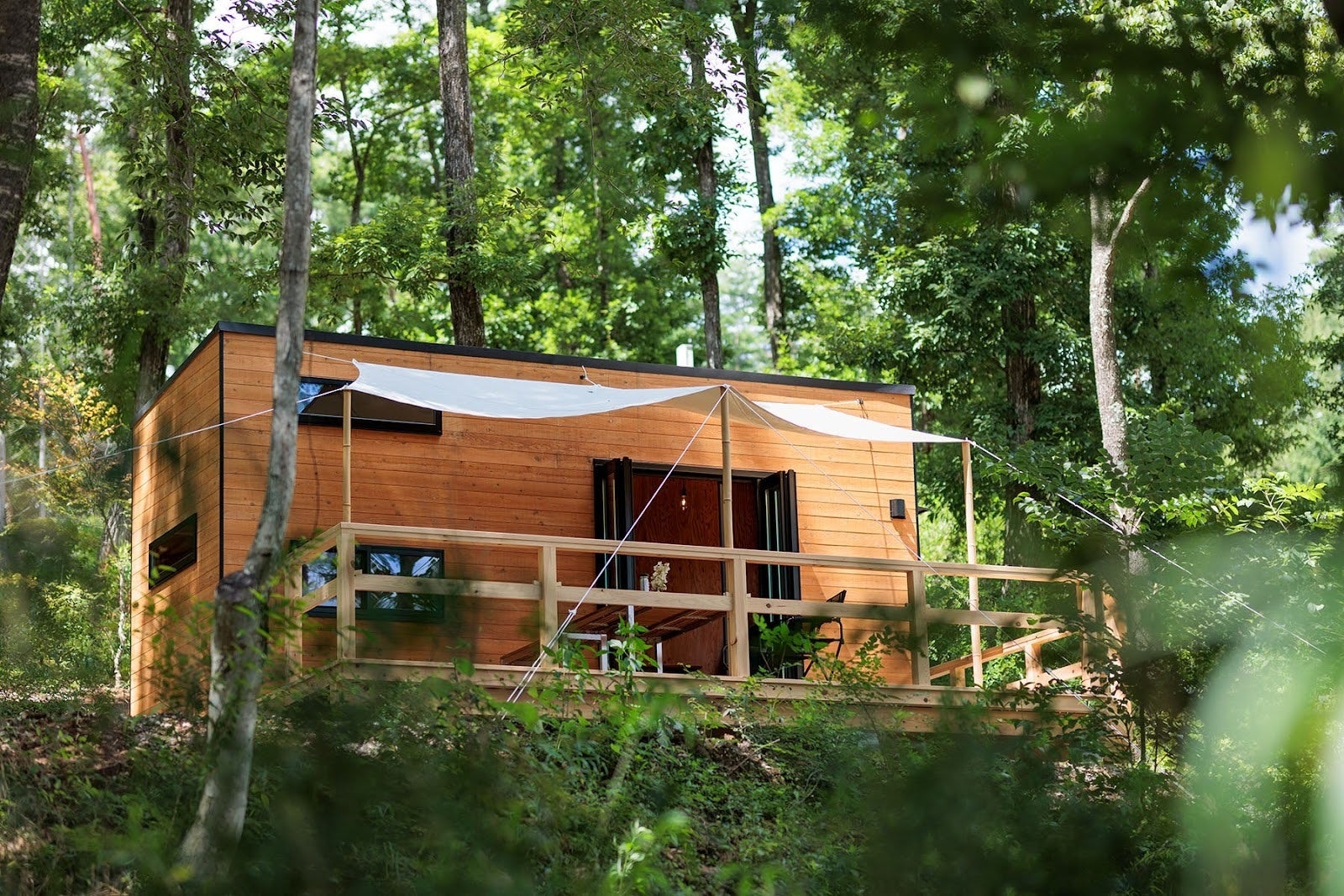 ピクシーダストテクノロジーズ、三井不動産ホテルマネジメントが運営するホテル35施設にリアルタイム翻訳ディスプレイ「VUEVO Display」を導入