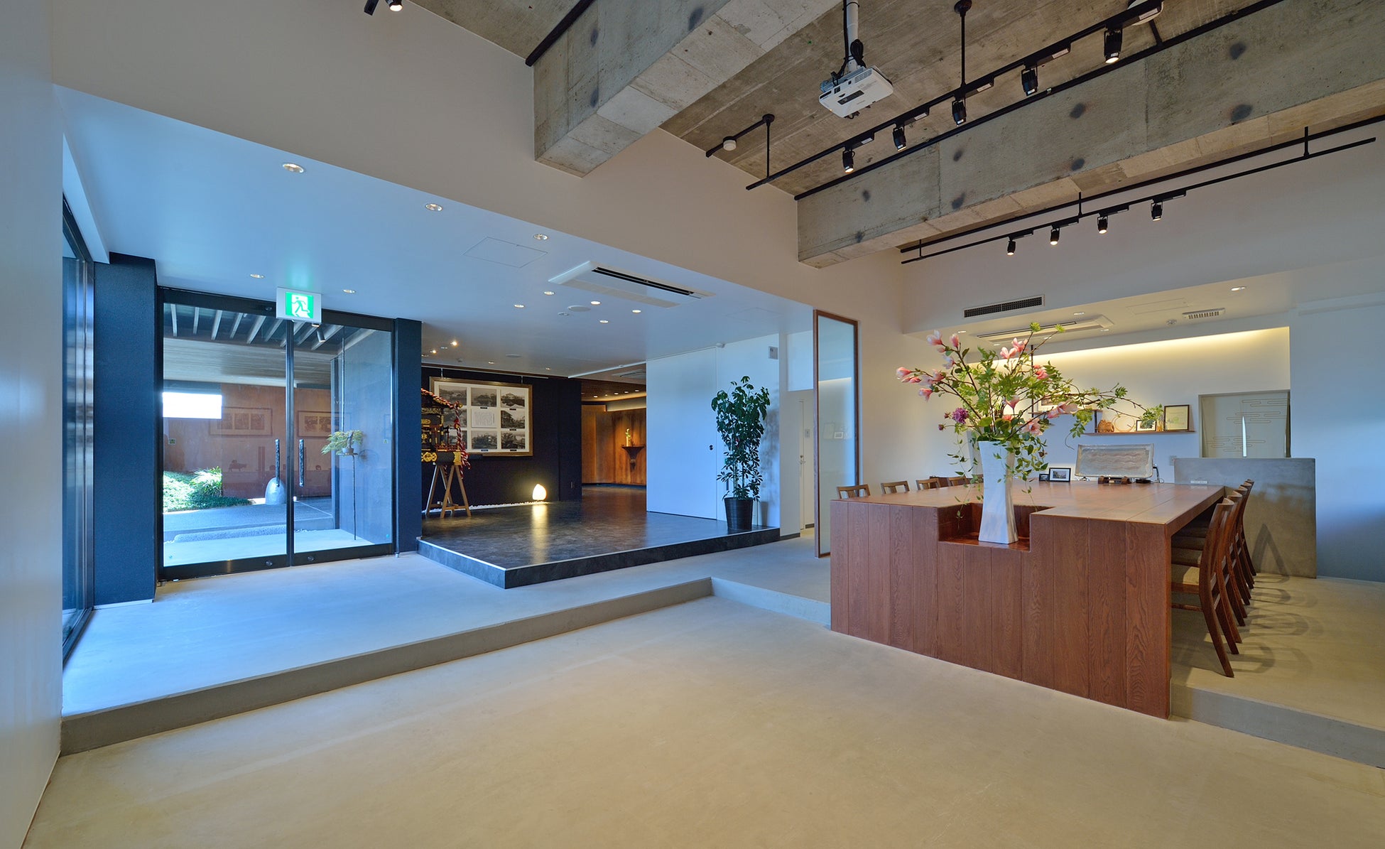 絶景テラスやラグジュアリーなカフェで「苺づくし」のオリジナルスイーツやドリンクを堪能。山上リゾート「神戸布引ハーブ園」で人気の苺フェア「Strawberry Selection」を6/1まで開催中！