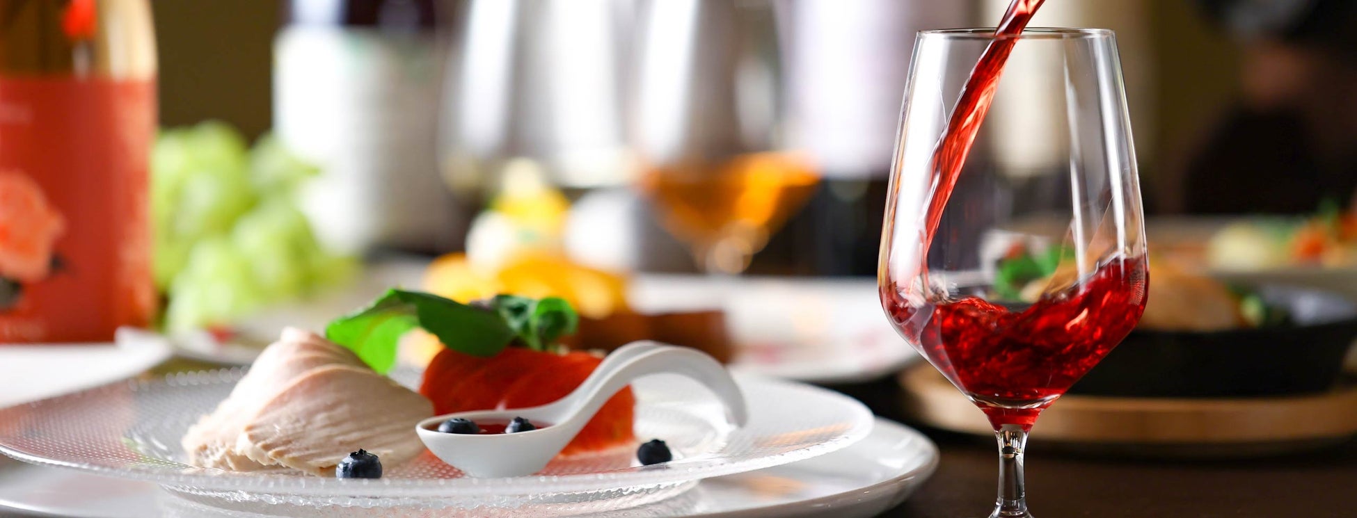 「プロテカ J5 コレクション」 から、伝統的な漆塗の文庫箱から着想を得た日本製スーツケース「シスイ」、「シスイ-F」がデビュー