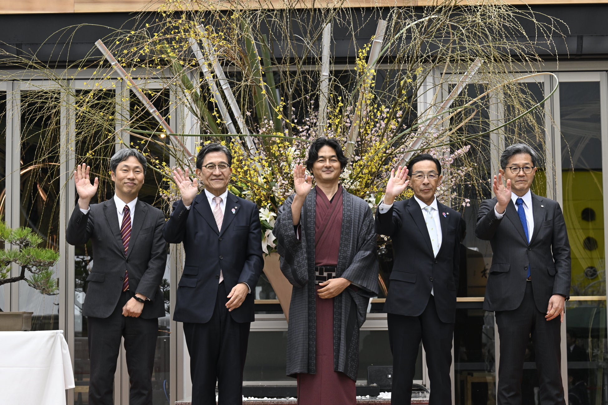 JR京都駅ビル7F　東広場のリニューアルプロジェクト【庭プロジェクト】 光の茶室「貴和」を備えた飲食店「NIWA」テープカットセレモニー開催！