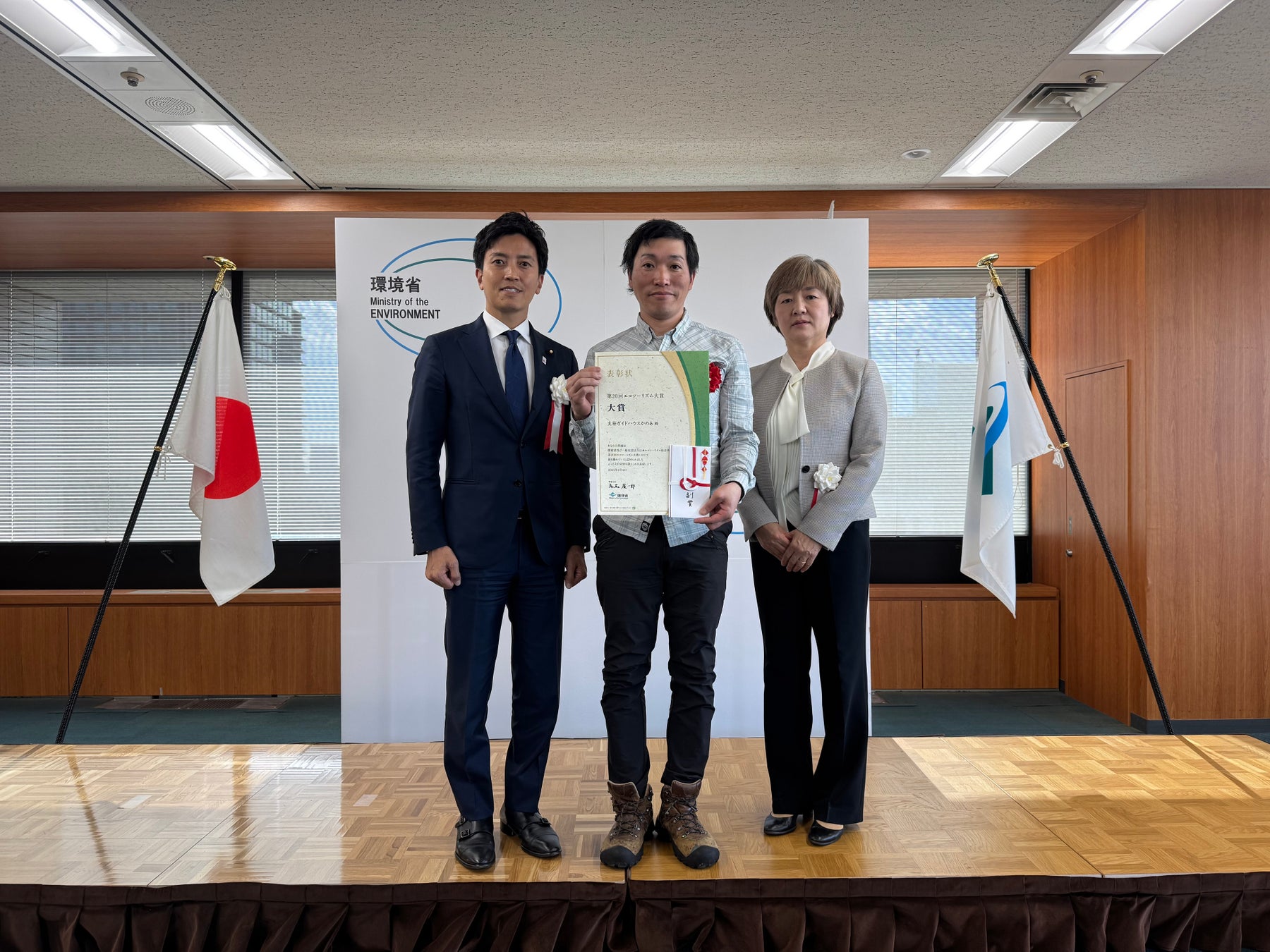 海外渡航者向けeSIM販売専用無人端末を東京駅八重洲口 JR高速バスチケット売り場内へ設置