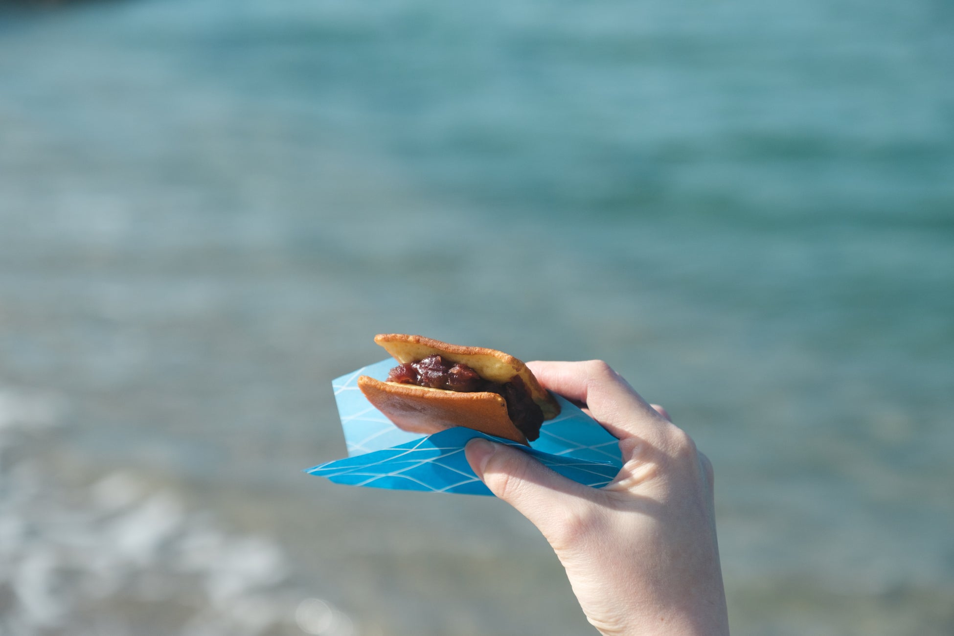 幸運を呼ぶ天神さまの守り鳥「鷽（うそ）」、美しい梅が咲き誇る境内で、伝統民芸品「木うそ」の無料絵付け体験ができる「門前まつりフェア」を開催！珍しい古代米入りの梅ヶ枝餅もプレゼント！