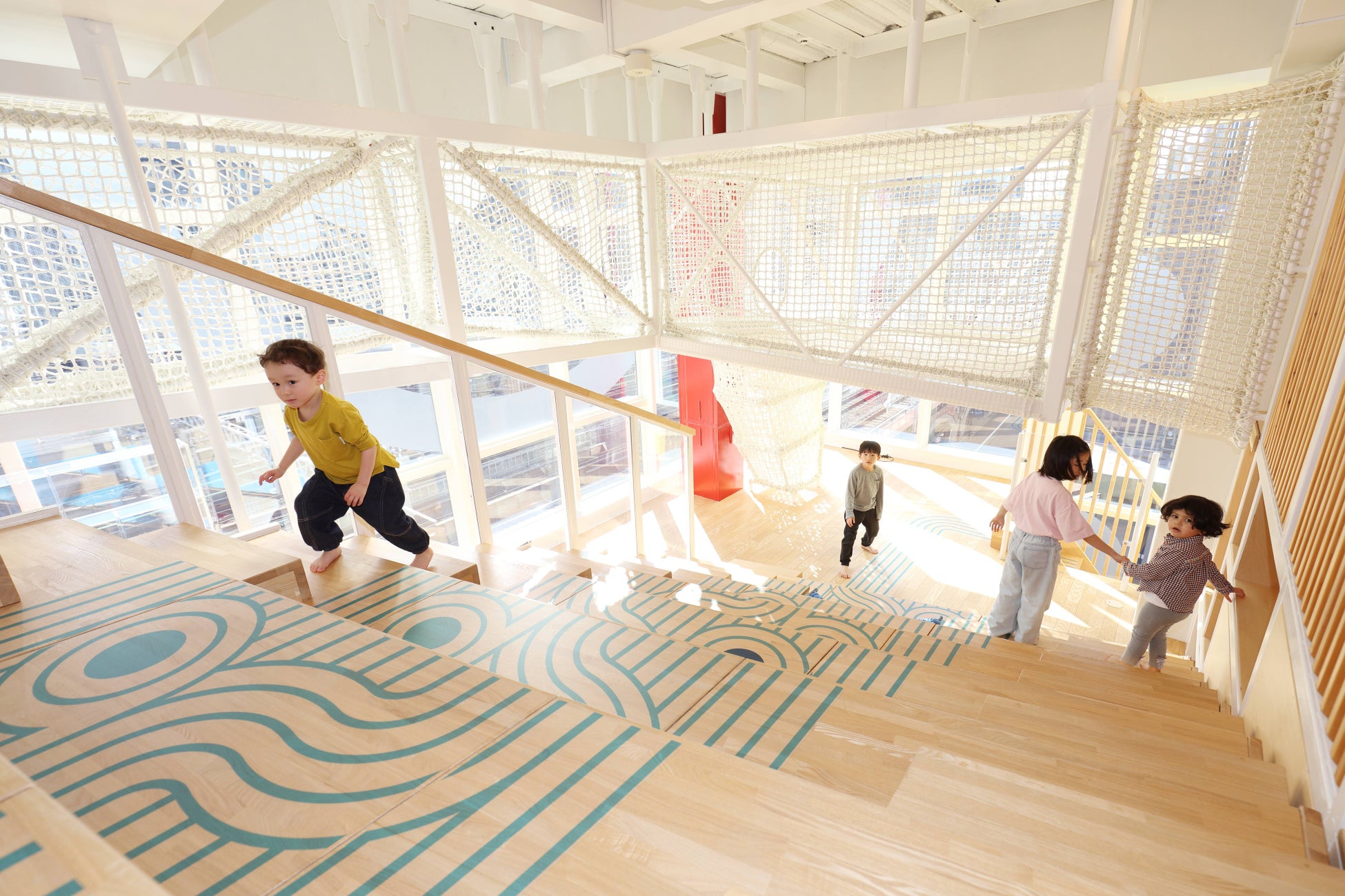 万博にむけてMKタクシーが新大阪駅に手荷物預かり所を4月1日に開業。最大1300個預かり可能。新幹線駅から地下鉄御堂筋線改札口への動線上にありアクセス抜群、新幹線の改札を抜けると徒歩1分!