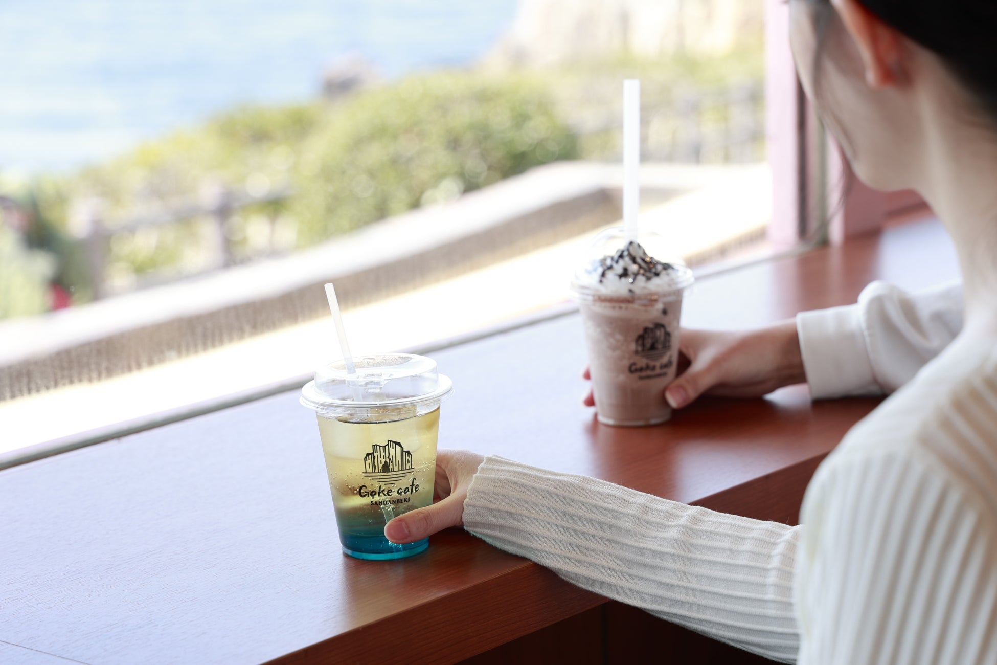 南紀白浜の絶景スポット「三段壁」に海の見えるテイクアウトカフェ 「崖 cafe」が３月２０日オープンします。