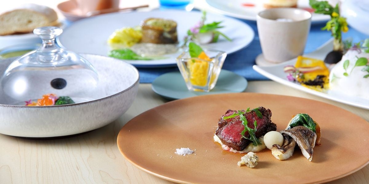 ラッフルズ・ホテル・シンガポール、「さくらアフタヌーンティー」を提供