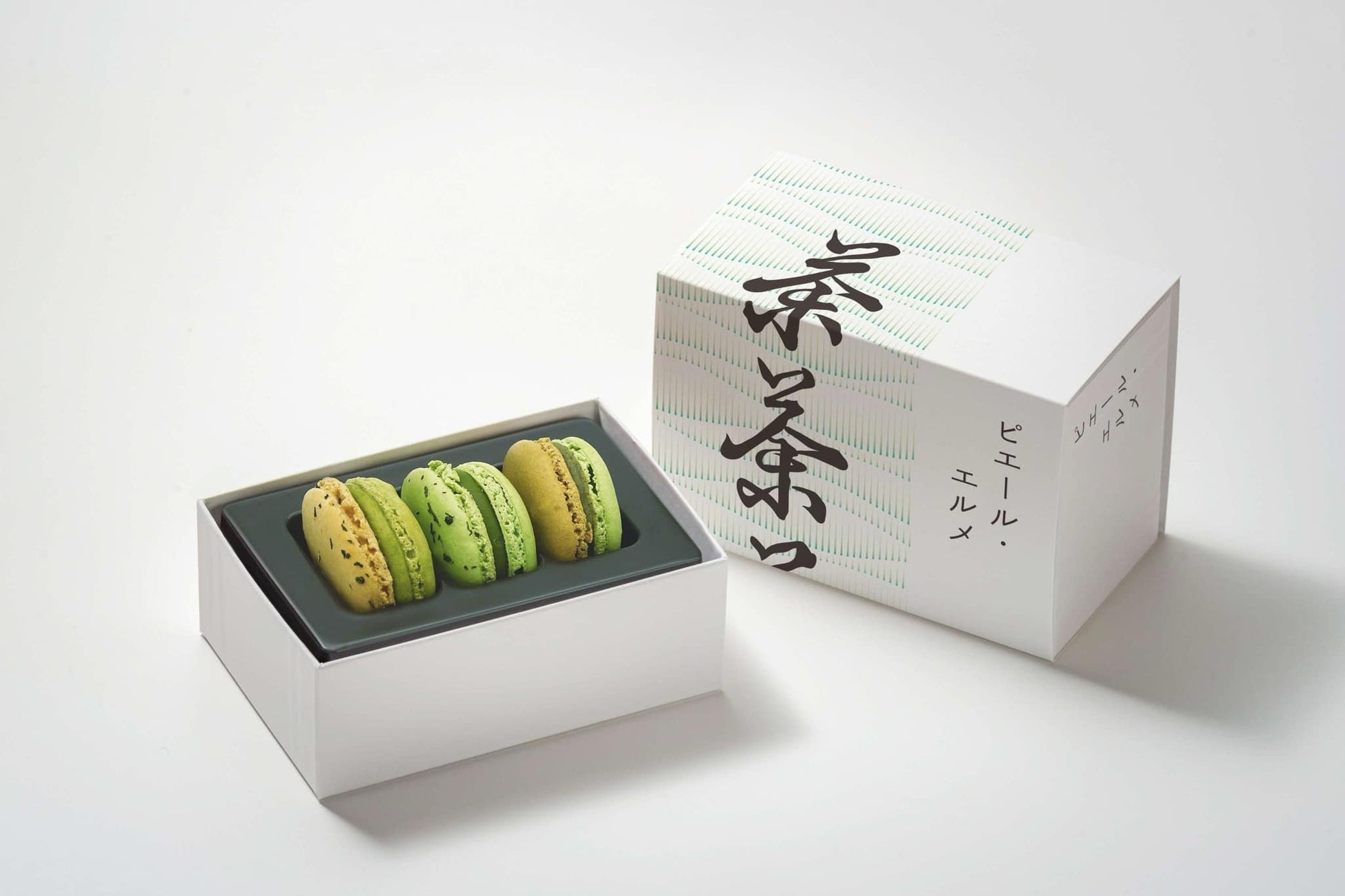 「蜷川実花展 with EiM：彼岸の光、此岸の影」来場者が２０万人を突破し、蜷川実花より記念品を贈呈