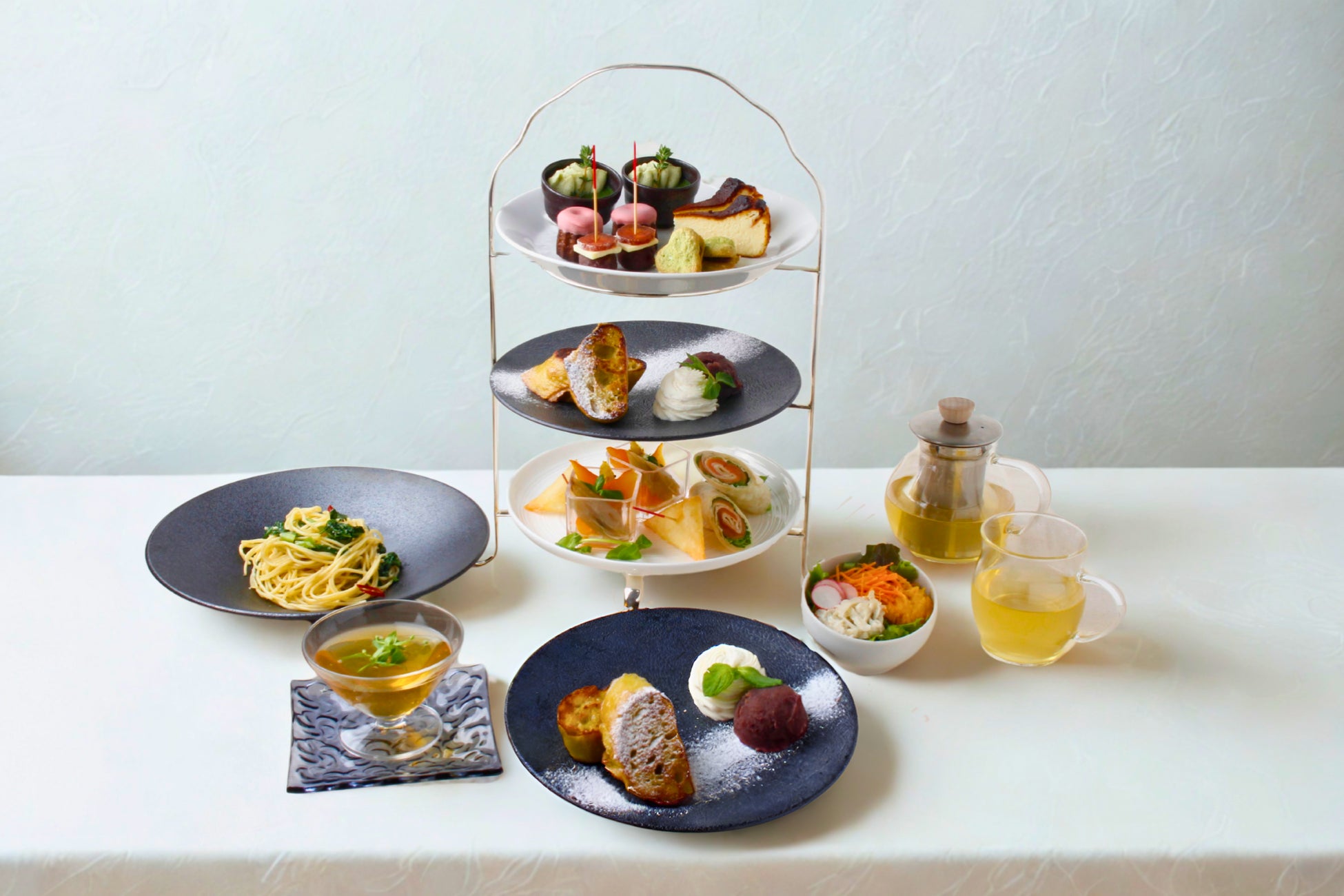 瀬戸内国際芸術祭にあわせて、妖怪バスの運行を小豆島でスタート